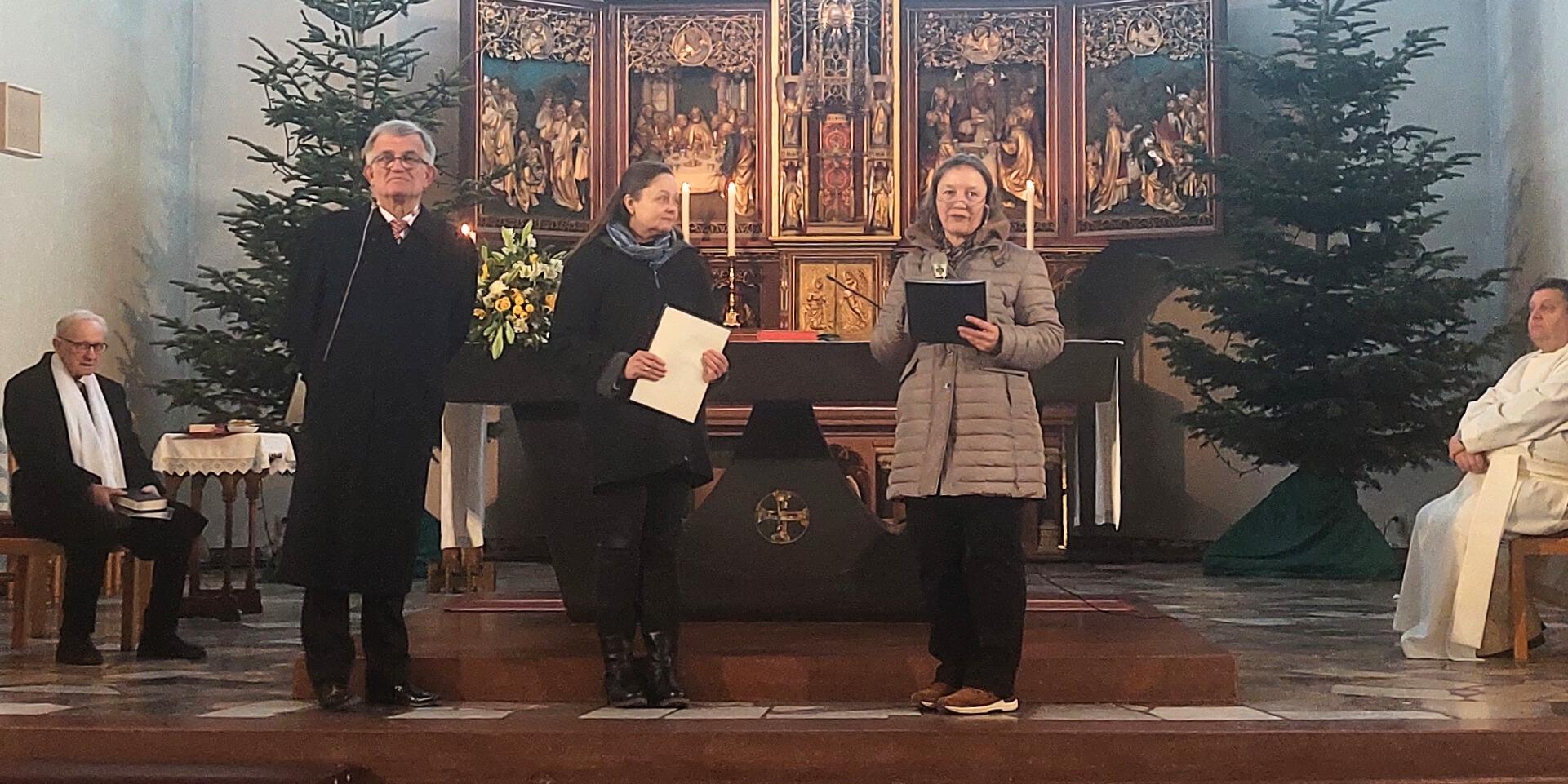 Dr. Wolfgang Stollhof, Vorsitzender des Pfarrgemeinderats der Neuwieder Pfarrei, Susanne Hachemer und Gemeindereferentin Petra Frey sind die 'Geschulten Personen' in der Pfarrei St. Matthias. Sie haben es sich zur Aufgabe gemacht, das Thema Prävention von sexualisierter Gewalt in der Gemeinde wach zu halten und die einzelnen pfarrlichen Akteure (Kita, Kommunionunterricht, Katecheten, Ferienfreizeiten, Pfarrer, etc.) bei der Umsetzung von präventiven Maßnahmen mit Fachwissen und Ideen zu unterstützen, sowie dazu zu ermutigen, die Durchführung von Präventionsprojekten anzugehen.