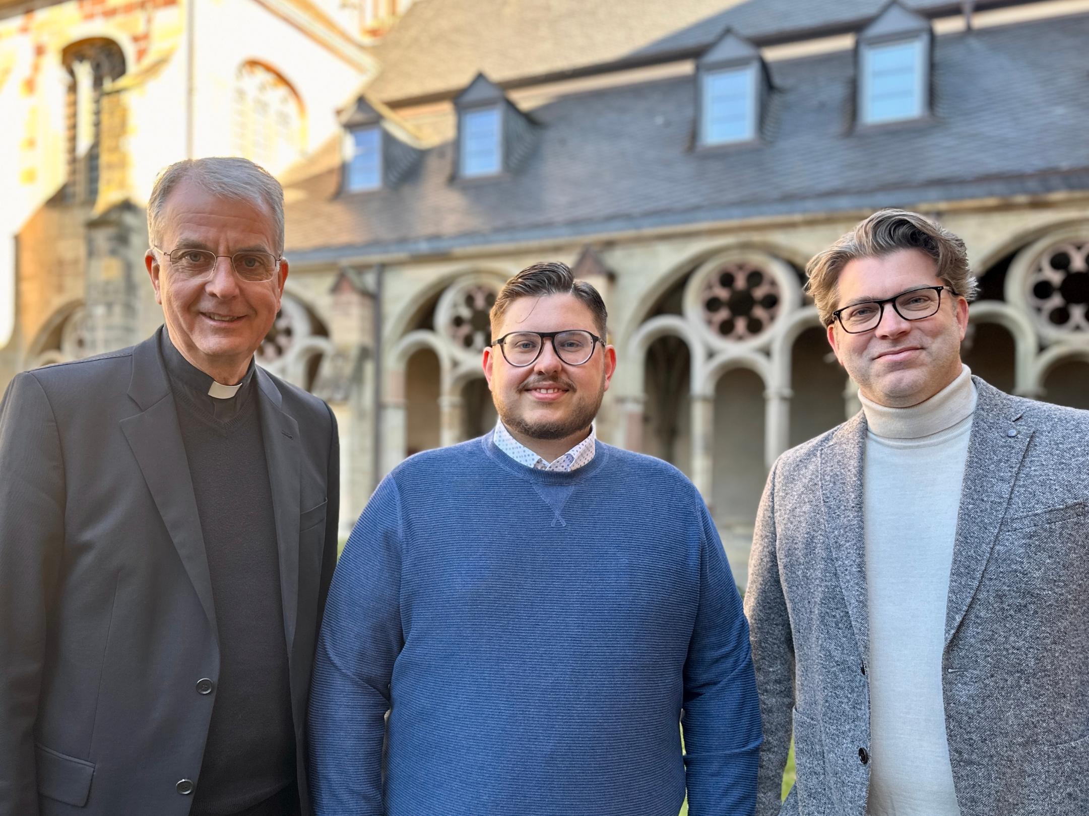 V.l.n.r.: Dompropst Jörg Michael Peters, Marcel Eliasch und Domkapellmeister Thomas Kiefer.
