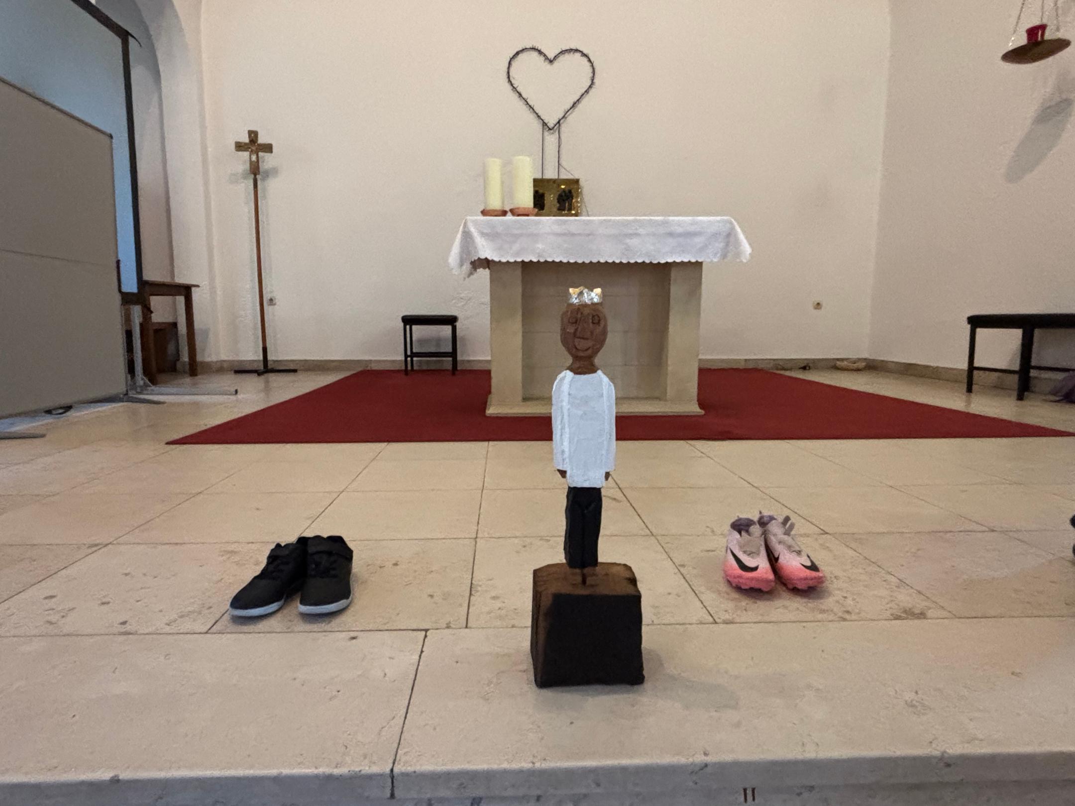 'In den Schuhen des anderen laufen' hieß die Idee, bei der die Königsfigur Schuhe der Schüler*innen anprobierte.