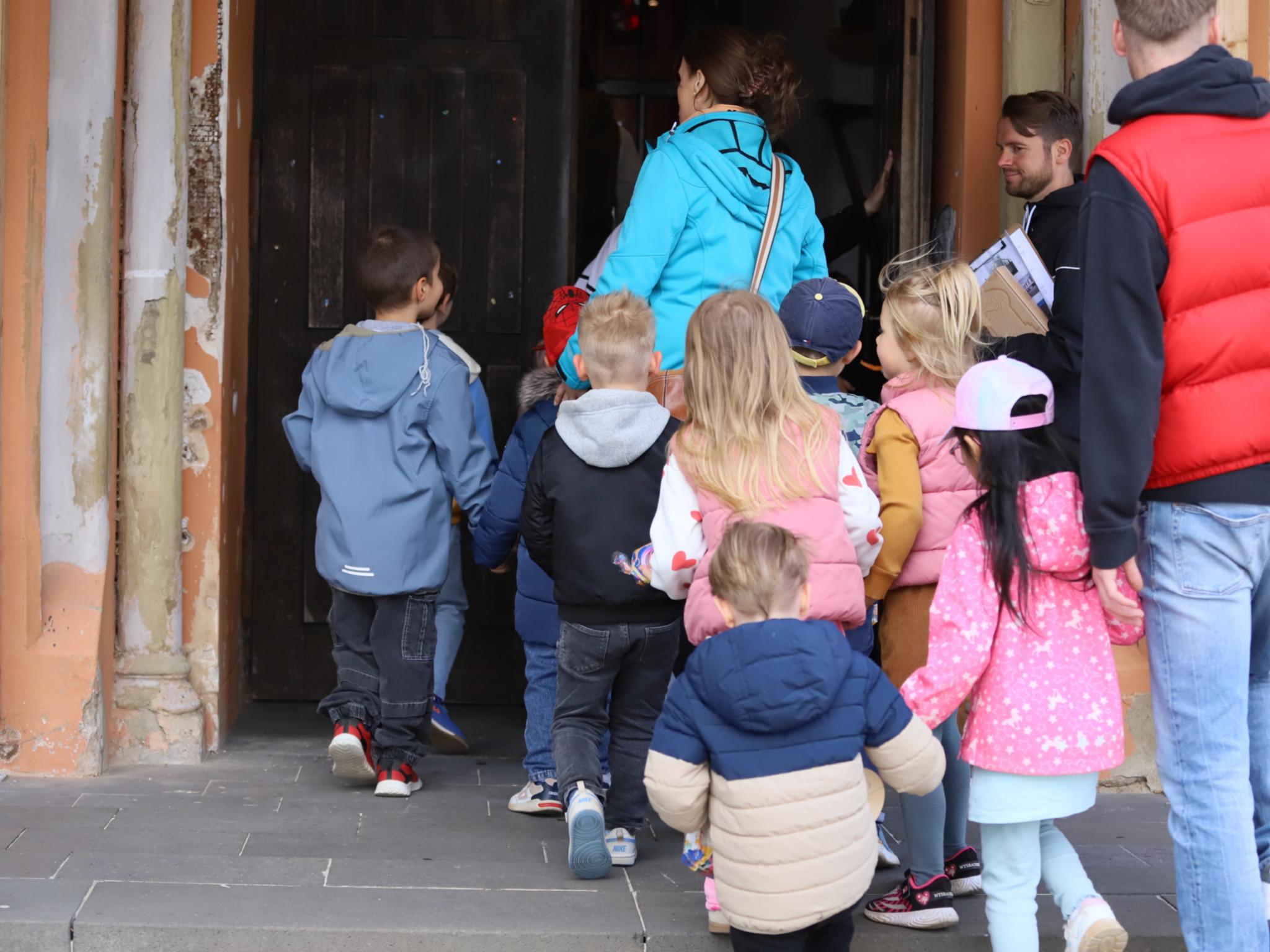 Die Kids betreten die sechste Station, die Kirche Sankt Martinus