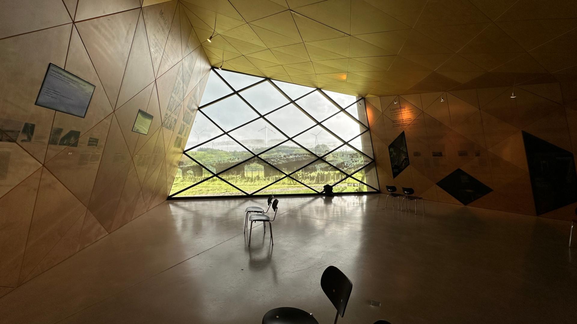 Zu sehen: Innenansicht der Gedenkstätte mit Blick auf den Standort der Baracken