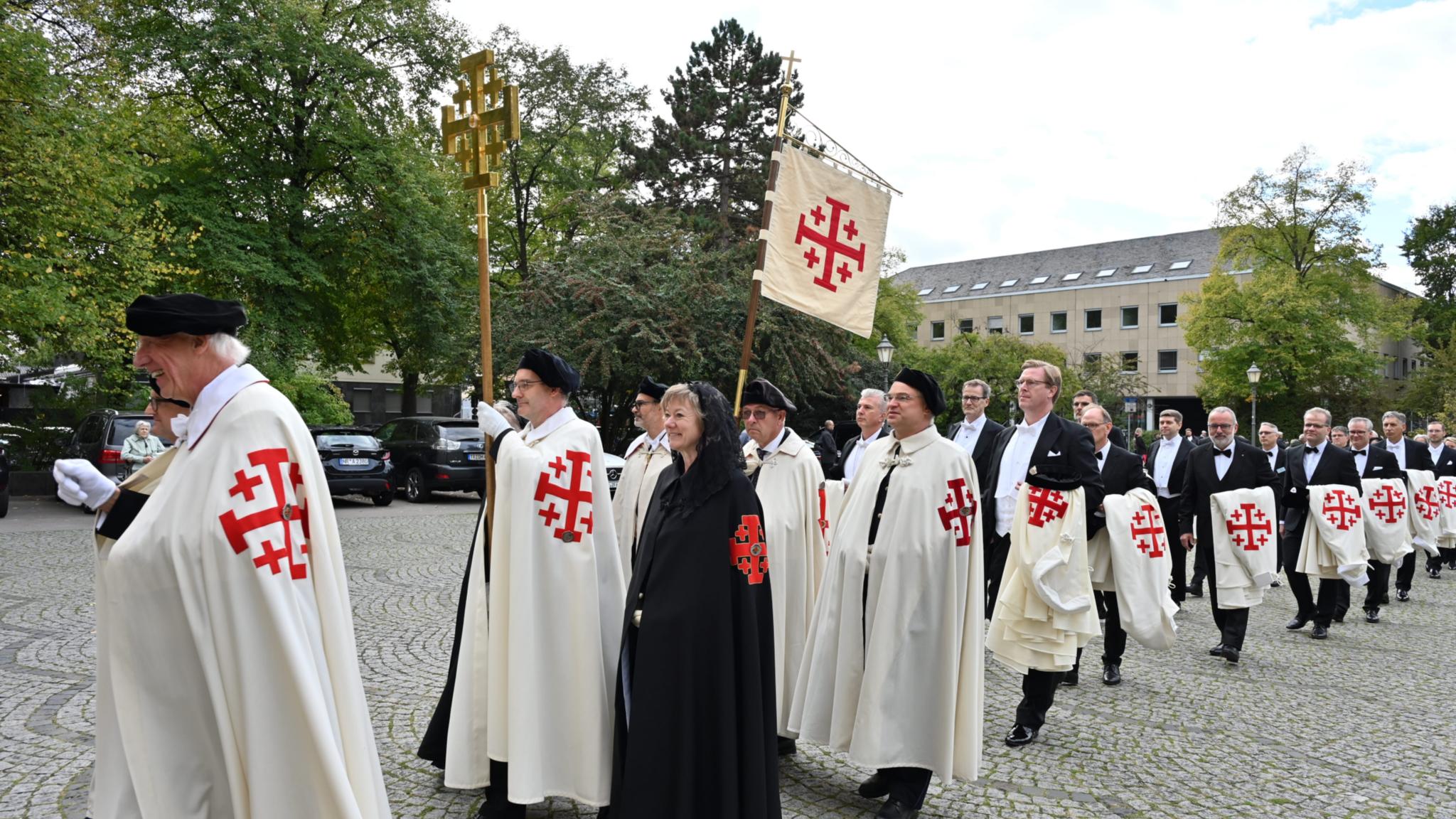 Die Prozession der Damen und Ritter zur Basilika St. Kastor