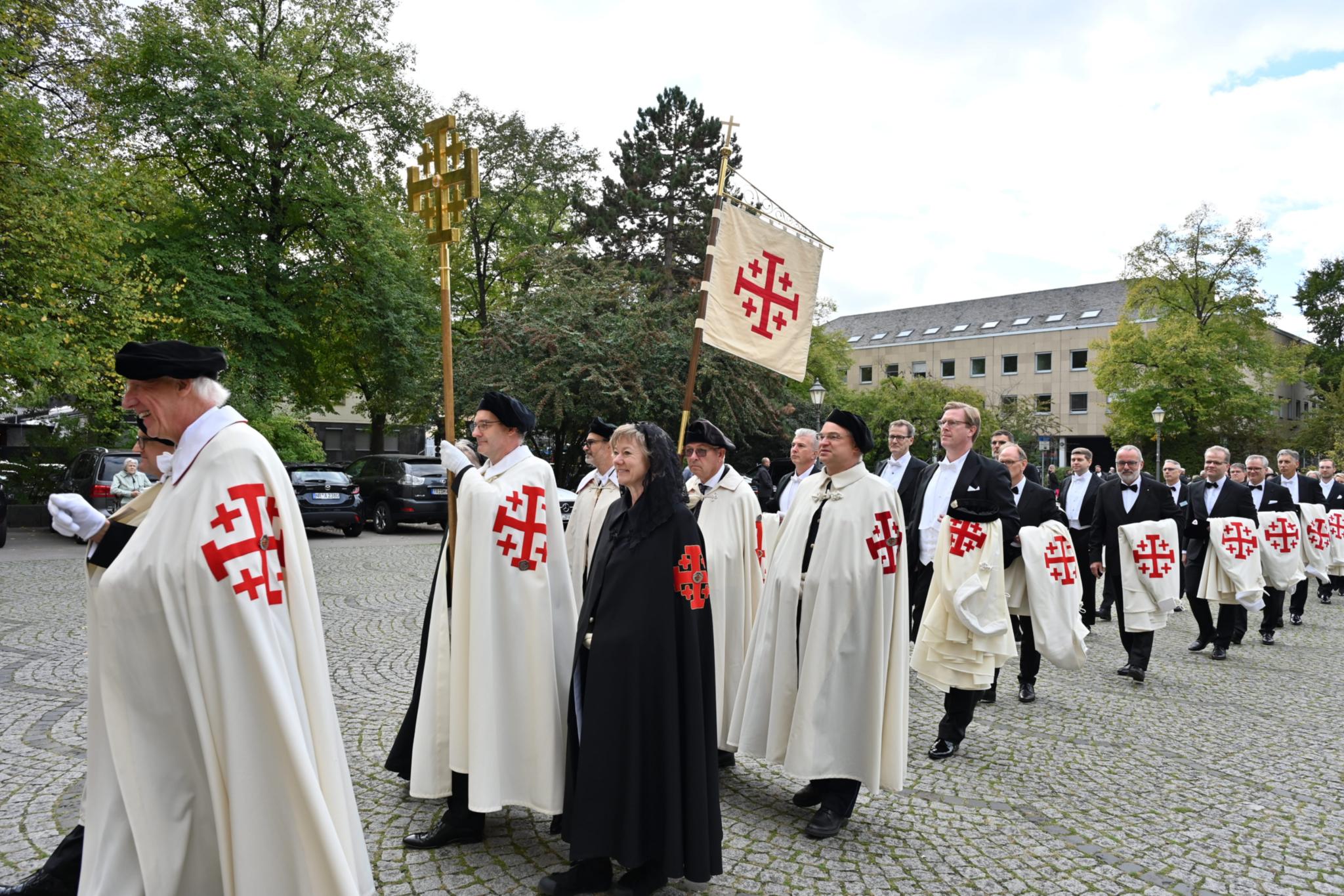 Die Prozession der Damen und Ritter zur Basilika St. Kastor