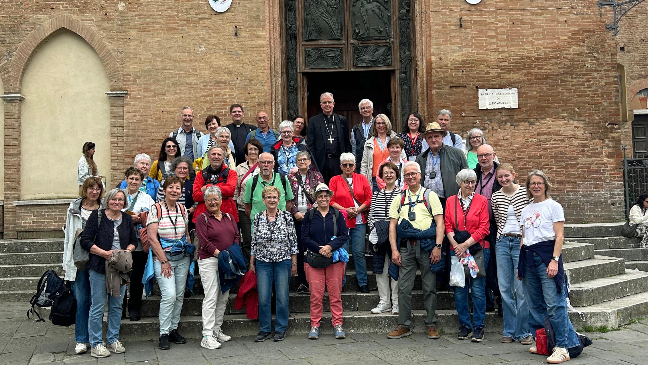 Die Pilgergruppe vor der Kirche San Domenico in Siena