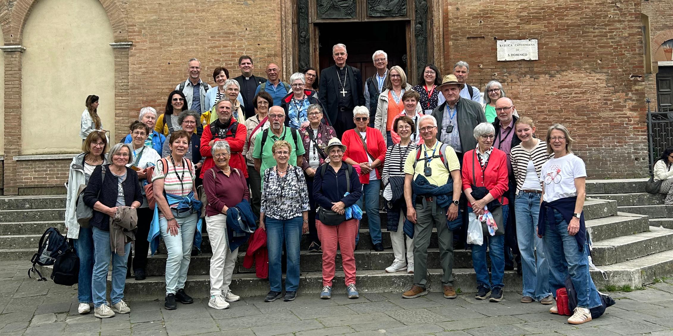 Die Pilgergruppe vor der Kirche San Domenico in Siena