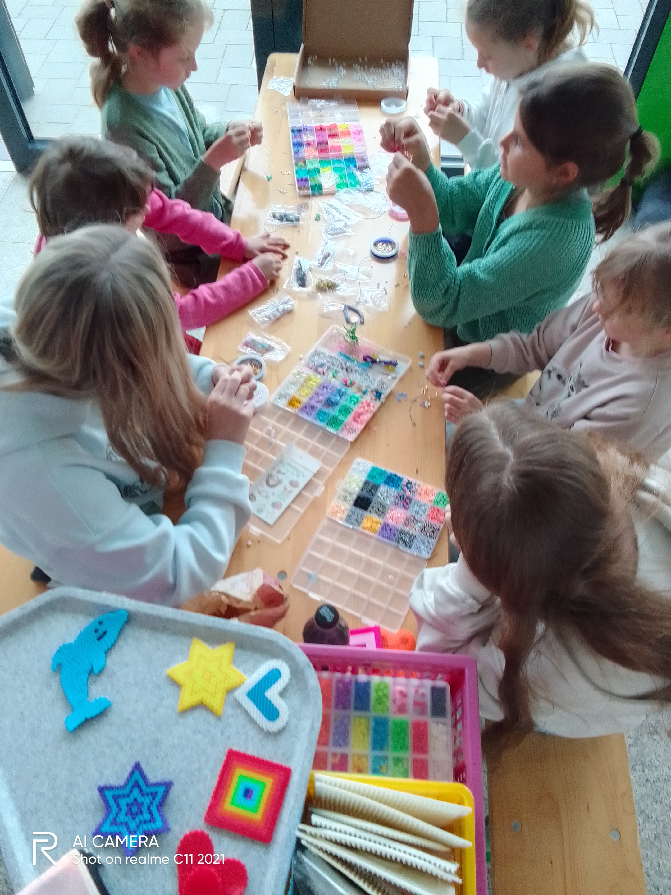 Basteln während einer Ferienbetreuung