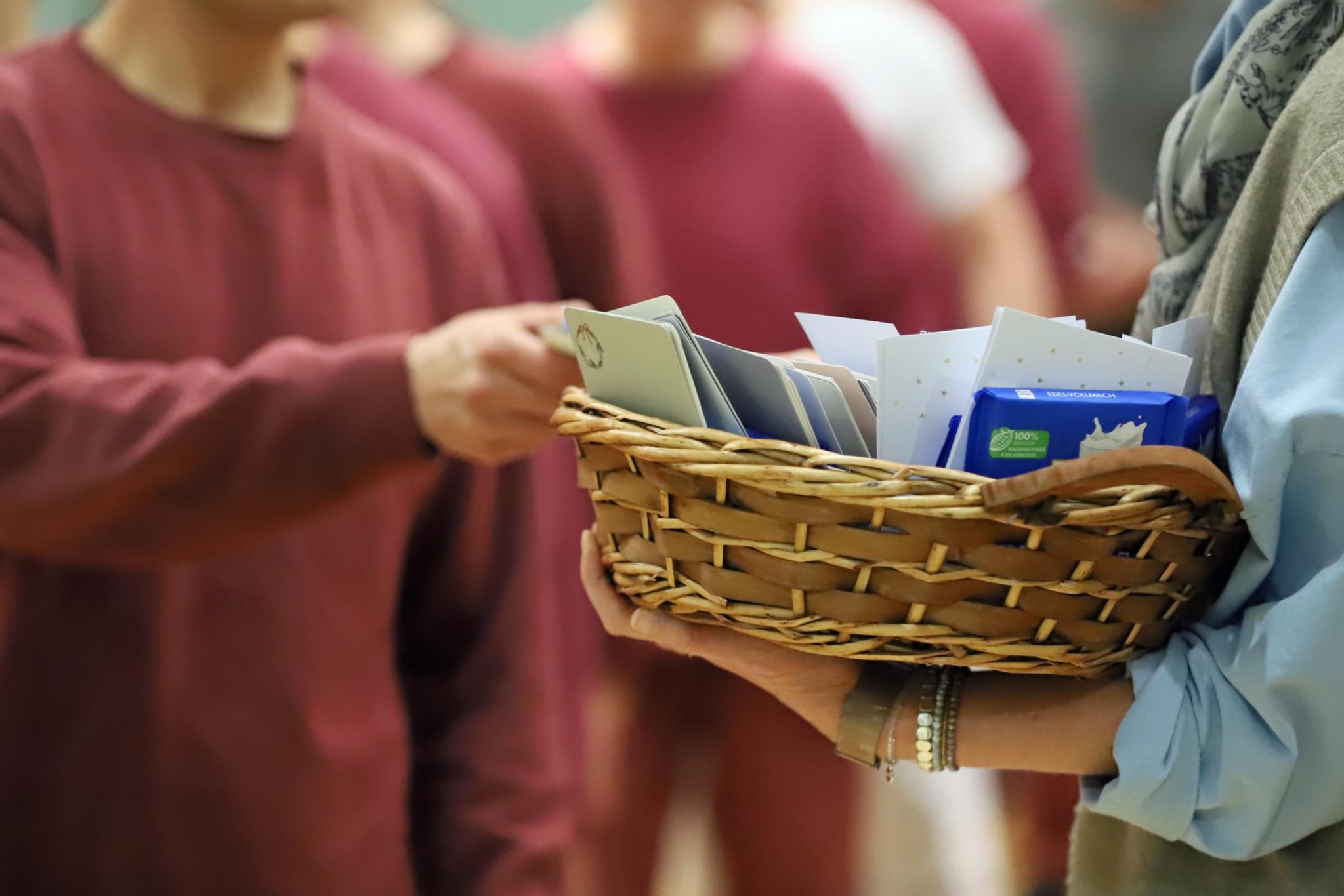 Weihnachtspostkarten und Schokolade für die Gefangenen