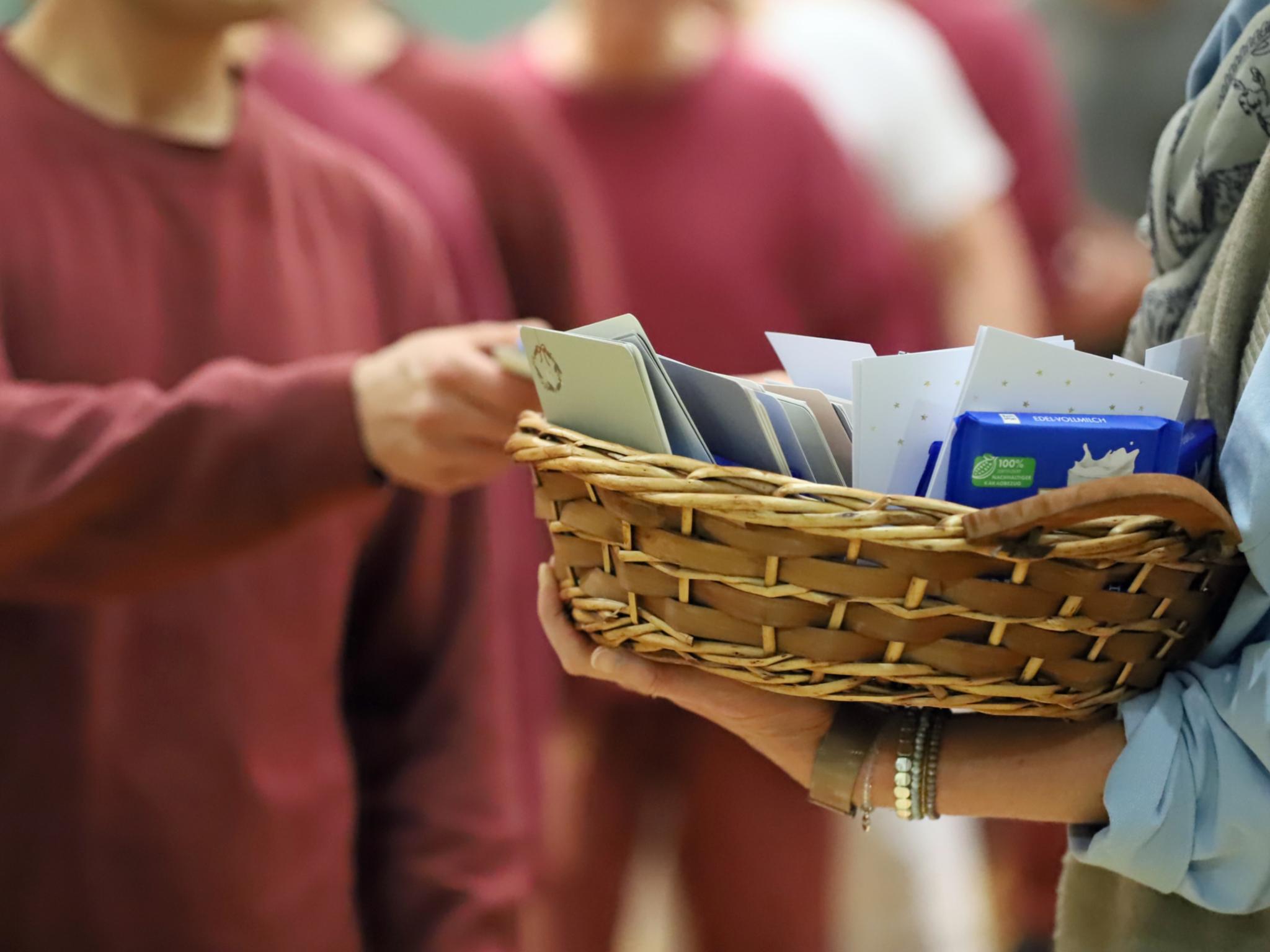 Weihnachtspostkarten und Schokolade für die Gefangenen