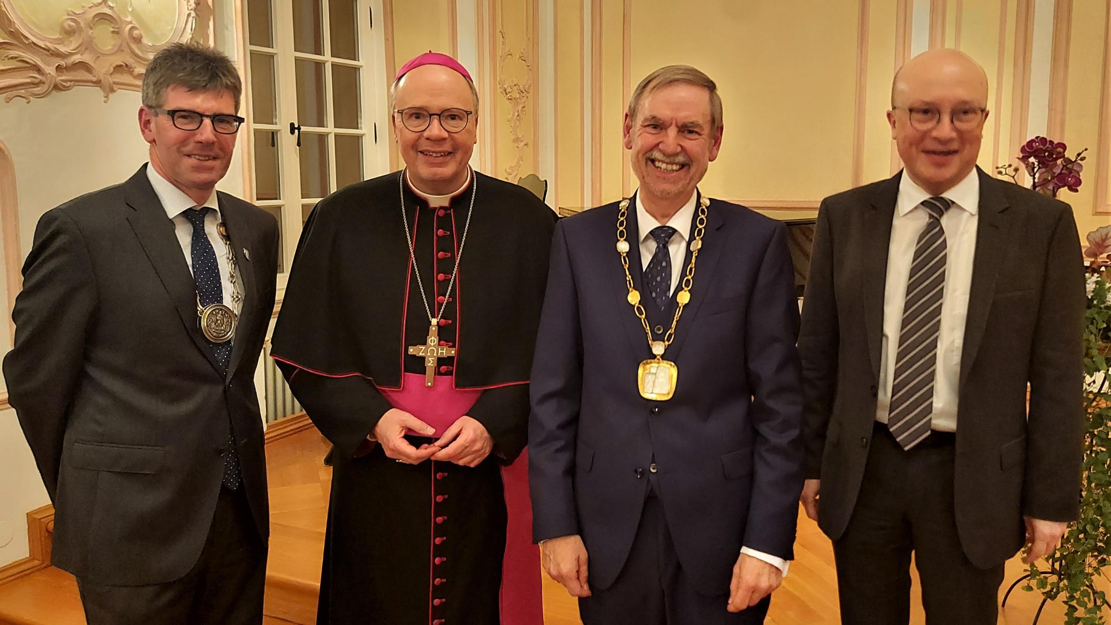 V.l.n.r: Michael Jäckel (Präsident der universität Trier), Bischof Ackermann, Rektor Euler und der ehemalige Rektor Johannes Brantl.