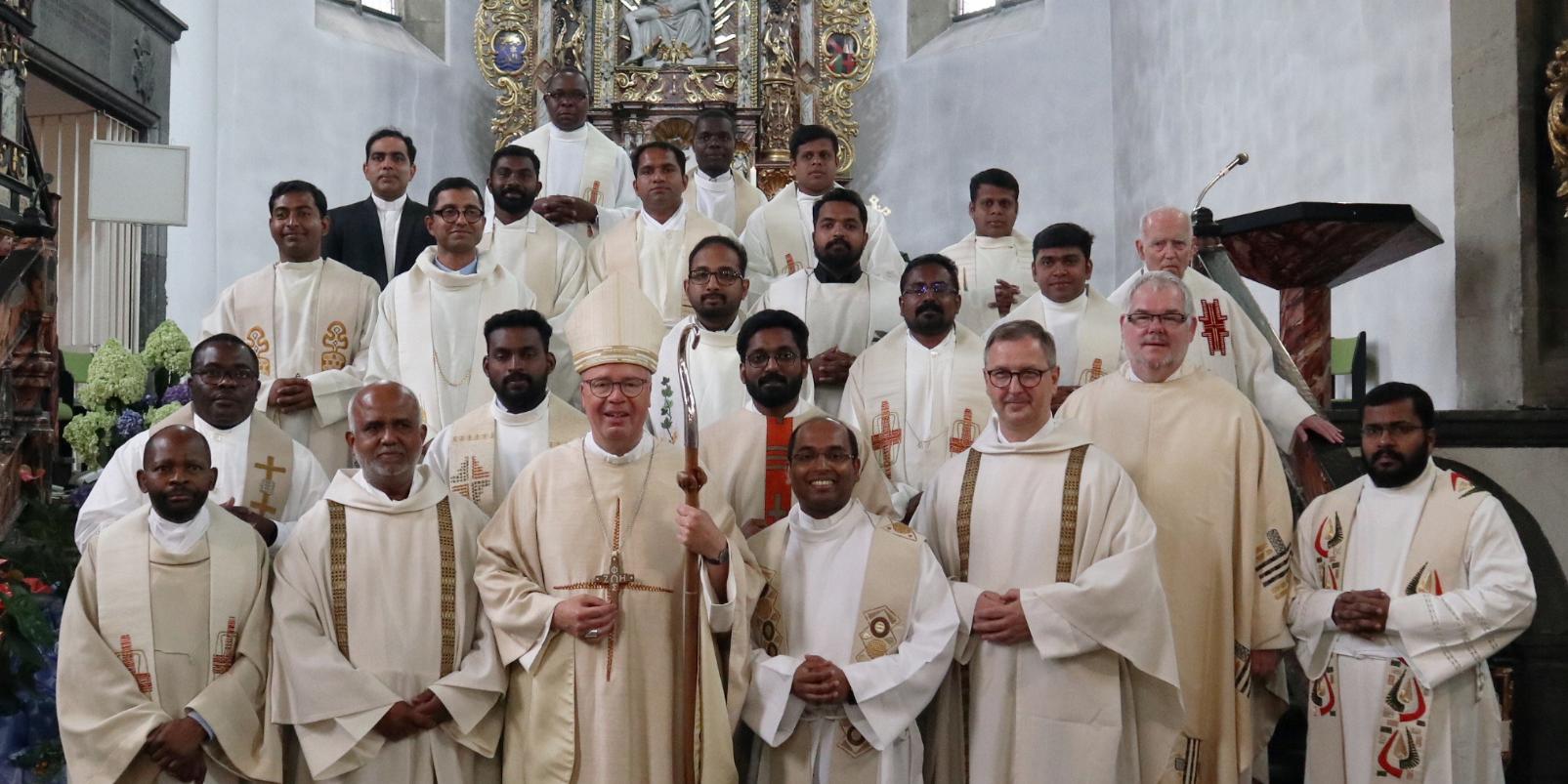 Der Trierer Bischof Dr. Stephan Ackermann (Mitte) feiert gemeinsam mit dem neuen Generalsuperior Pater Mathew Kureekattil (Zweiter v. links) und dem neuen Generalvikar Pater Majobi Amickattu (Vierter v. links) sowie der Gottesdienstgemeinschaft in Leutesdorf das 75-jährige Bestehen der Ordensgemeinschaft der Missionare vom Heiligen Johannes dem Täufer
