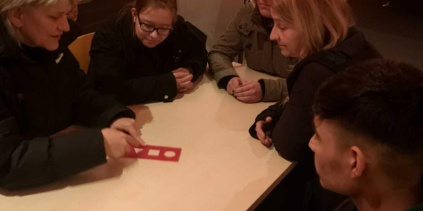 Jugendliche sitzen an einem Tisch zusammen und sprechen.
