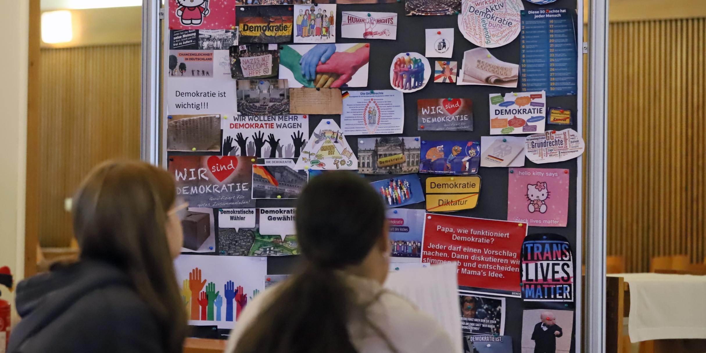 Beim Gottesdienst mit dem Demokratieplakat