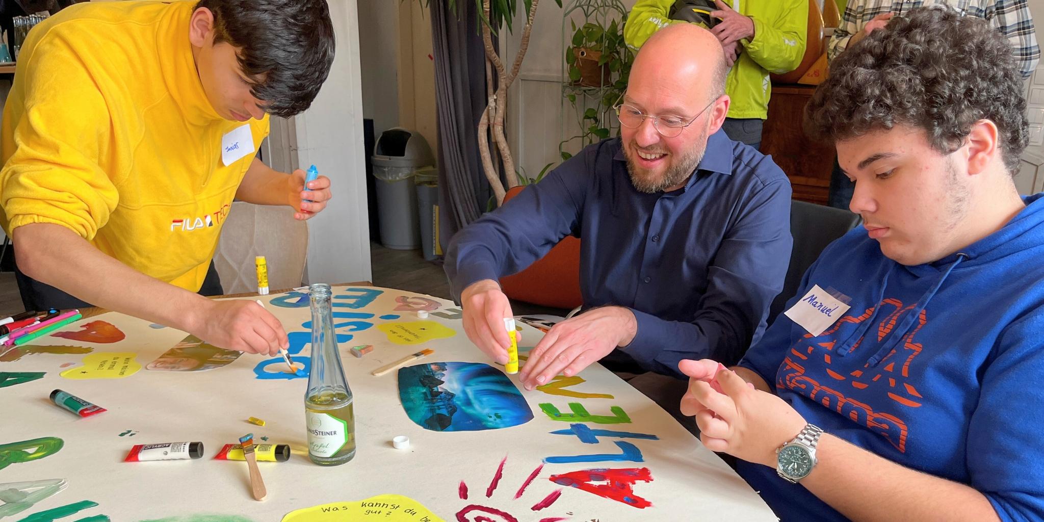 Dr. Stefan Ottersbach, BDKJ-Bundespräses und Vorsitzender der Bundesarbeitsgemeinschaft Katholischer Jugendsozialarbeit, sprach mit Schülern der Janusz-Korczak-Schule in Sinzig.