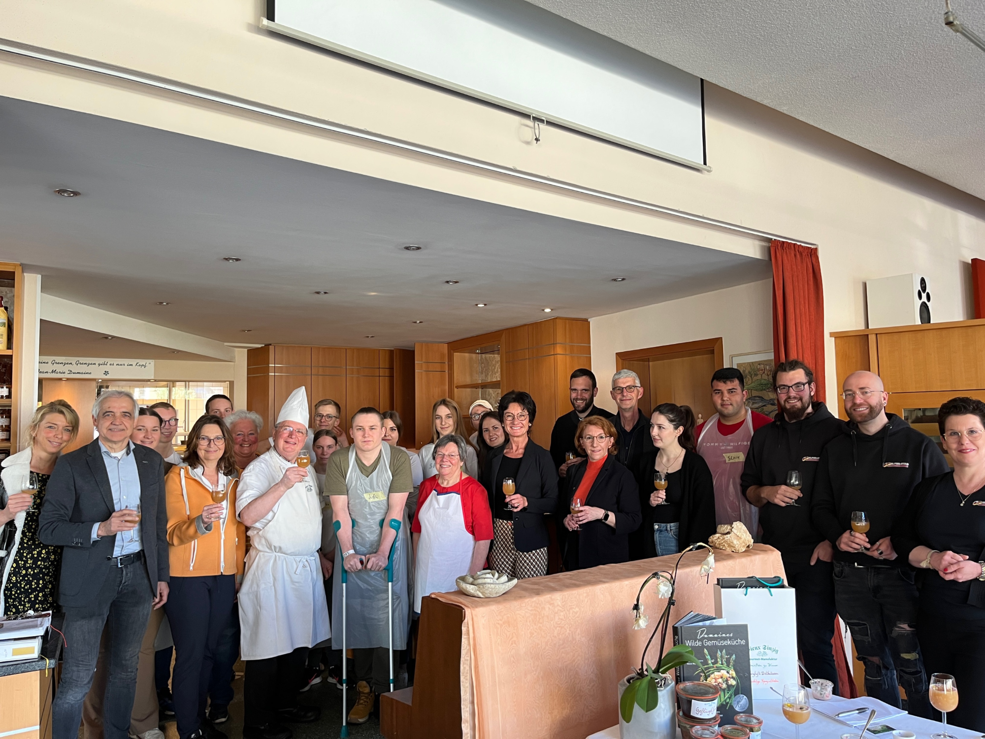 Viele Menschen stehen für ein Gruppenfoto bereit.