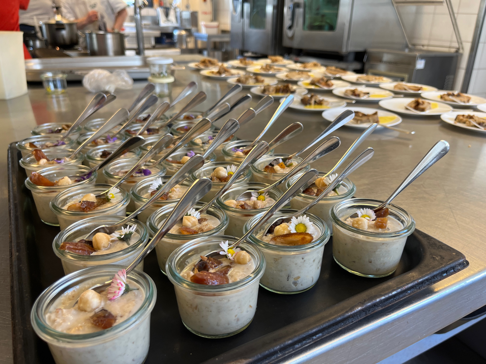 Kleine Gläser gefüllt mit Müsli