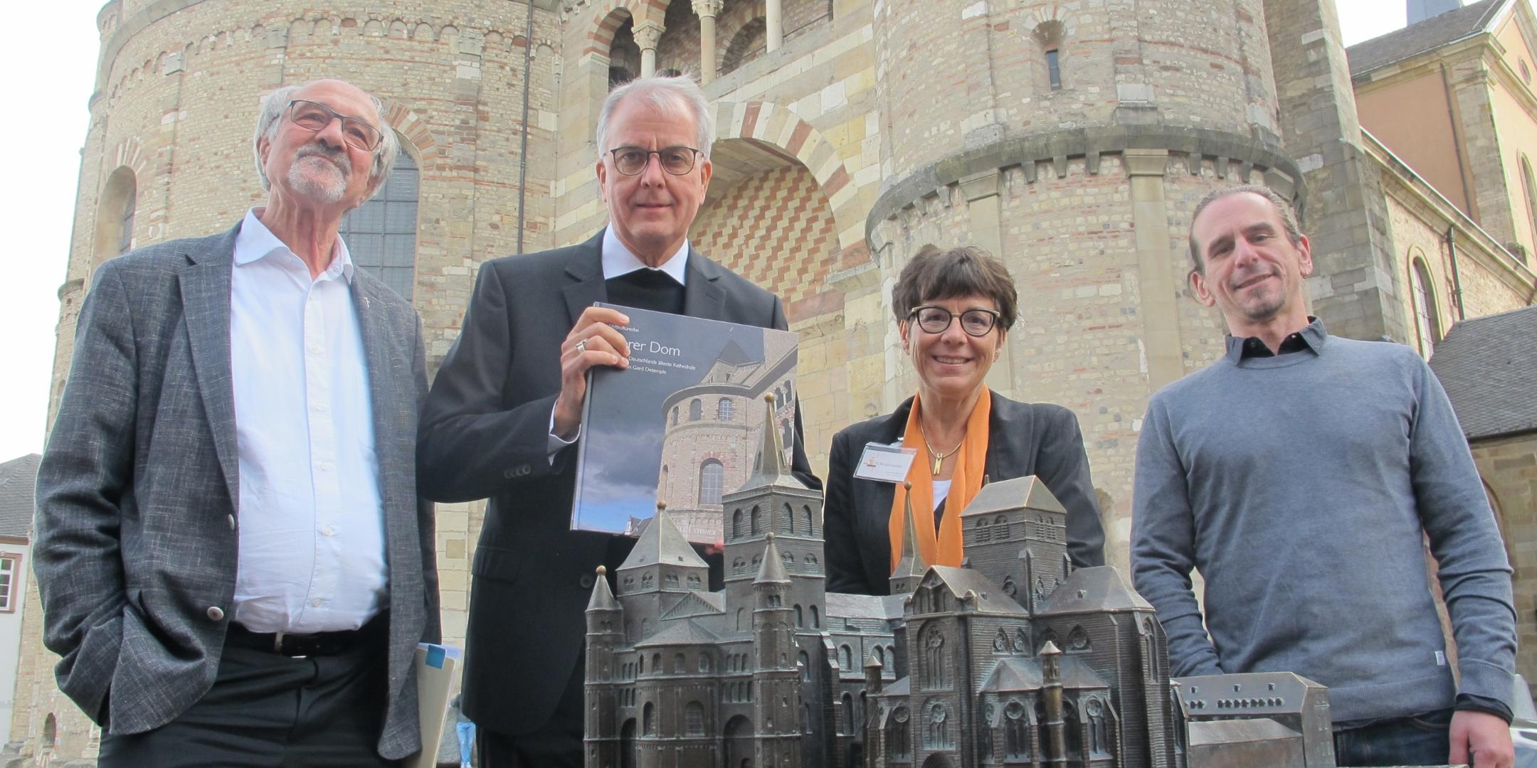 Domkapitular Prof. Dr. Martin Lörsch, Dompropst Jörg Michael Peters, Leiterin der Dom-Information Andrea Riesbeck und Diplom-Kommunikationsdesigner Carsten Jaeger