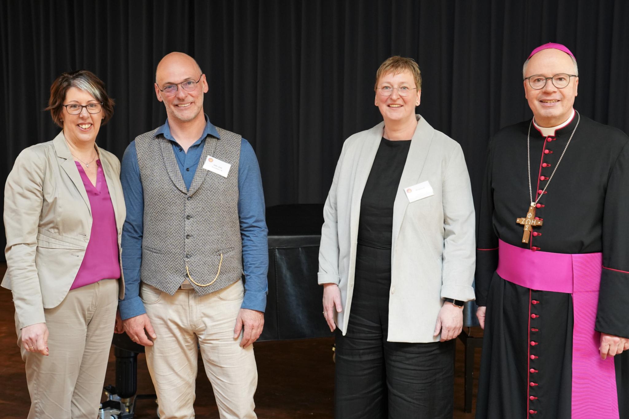 Bischof Dr. Stephan Ackermann, Rektorin Waltraud Kruppert, Konrektor Udo Jutz und Dr. Kerstin Schmitz-Stuhlträger, Leiterin des Arbeitsbereichs Kirchliche Schulen im Bistum (von rechts).