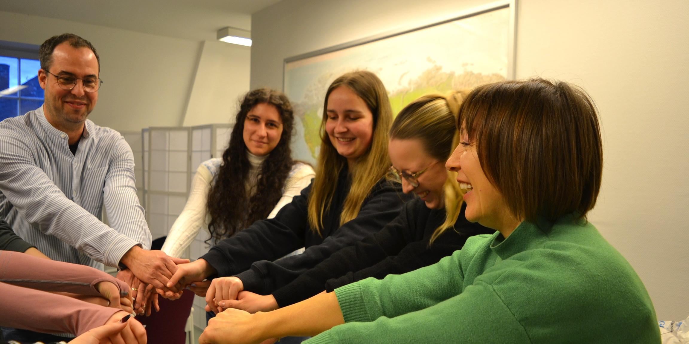 David Morgenstern, die beiden Praktikantinnen Svenja Dünchel und Hannah Koll sowie Sarah Krämer und Natalie Pauls (v. links) geben den Kindern und Jugendlichen Halt.