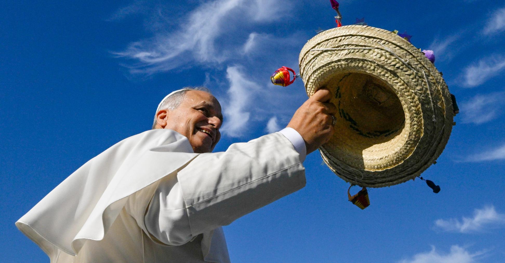 Papst Leo XIV. hält einen Strohhut bei der Abschlussveranstaltung im Rahmen des Jugendjubiläums am 3. August 2025 in Rom (Italien).