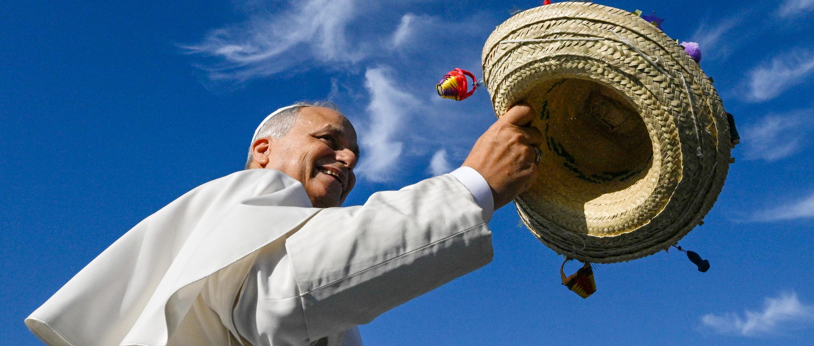 Papst Leo XIV. hält einen Strohhut bei der Abschlussveranstaltung im Rahmen des Jugendjubiläums am 3. August 2025 in Rom (Italien).