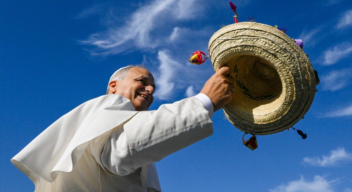 Papst Leo XIV. hält einen Strohhut bei der Abschlussveranstaltung im Rahmen des Jugendjubiläums am 3. August 2025 in Rom (Italien).