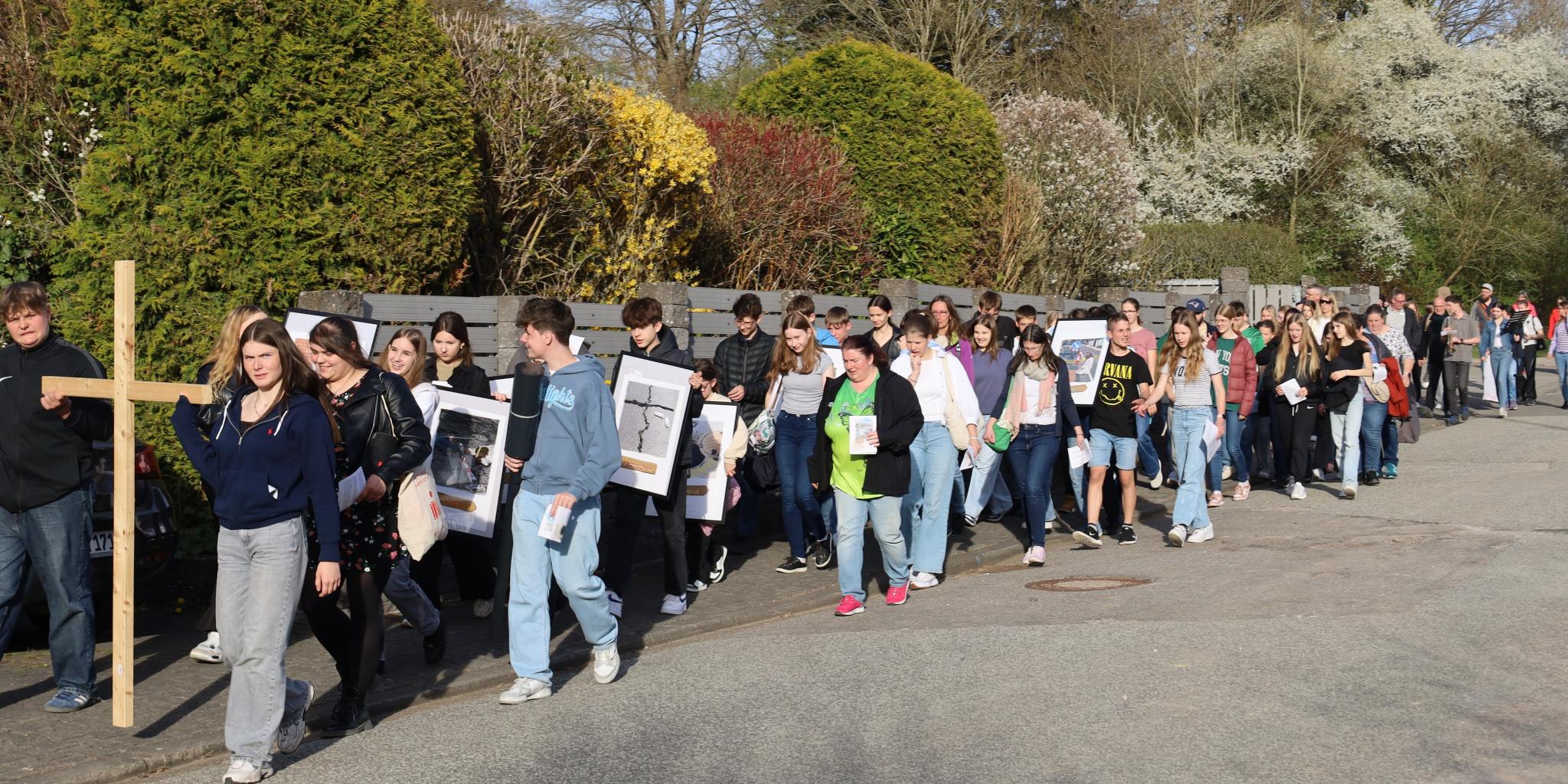 Junge Menschen unterwegs auf dem Ökumenischen Jugendkreuzweg im Hunsrück.
