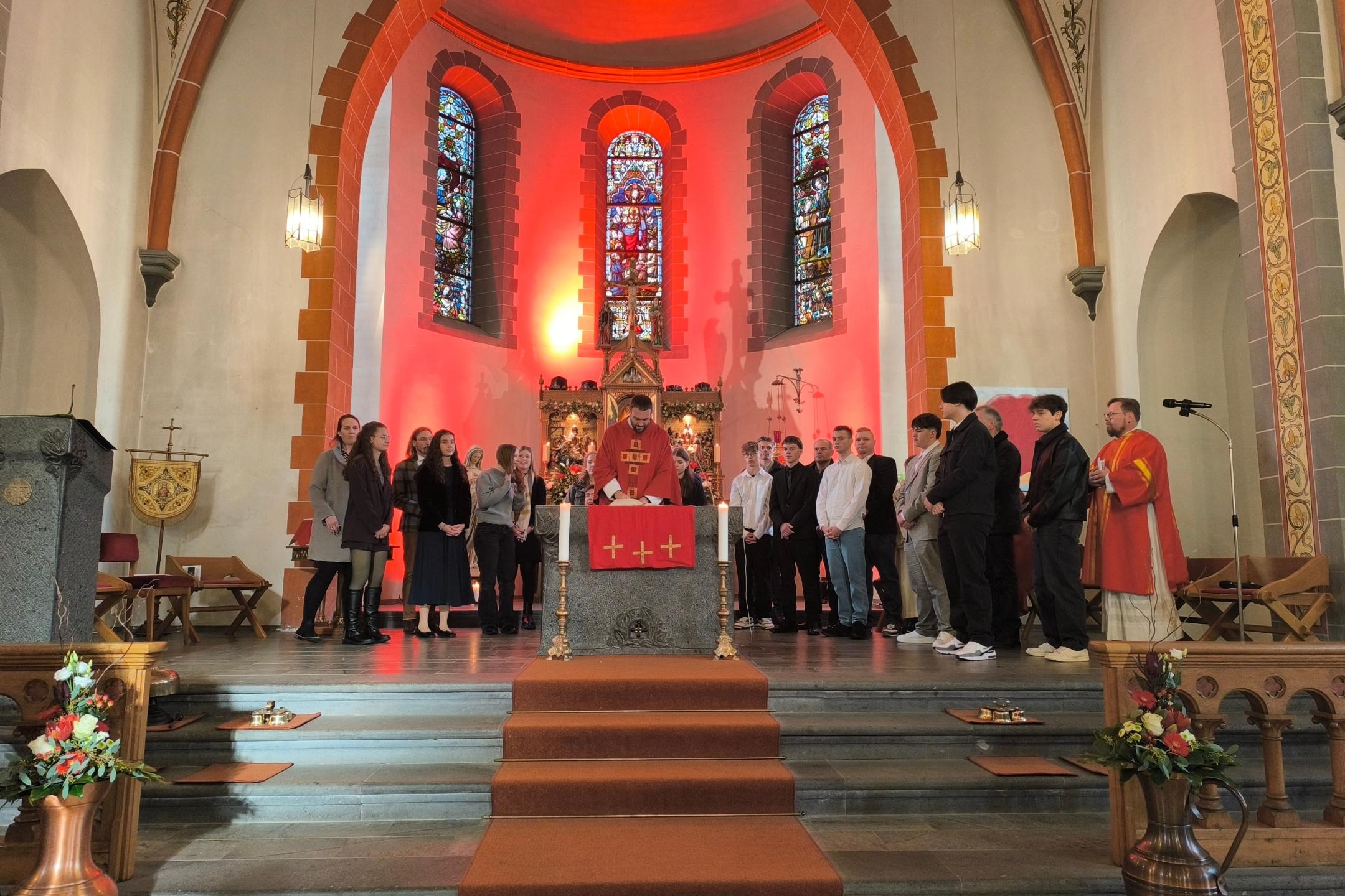 Jugendpfarrer Lück bei der Firmung im Pastoralen Raum Kaisersesch