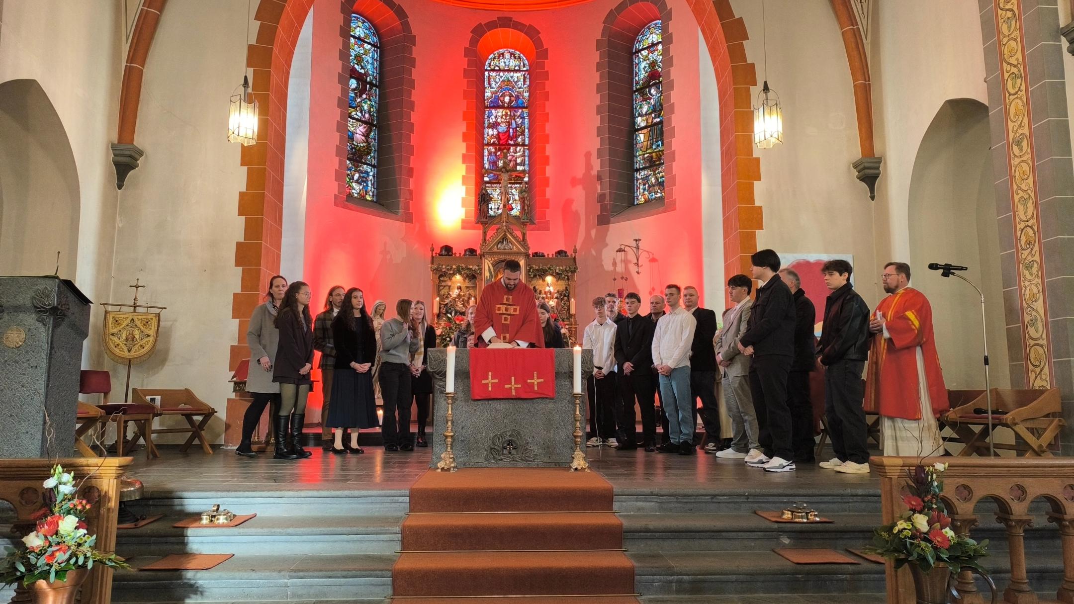 Jugendpfarrer Lück bei der Firmung im Pastoralen Raum Kaisersesch