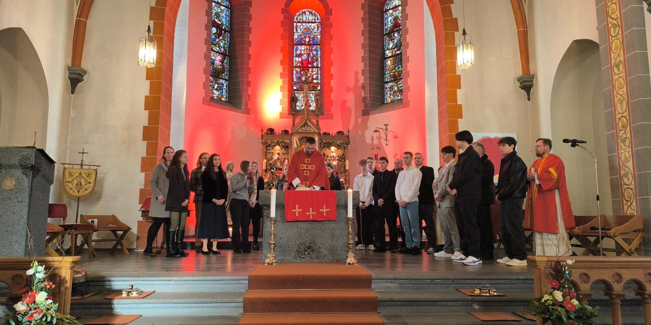 Jugendpfarrer Lück bei der Firmung im Pastoralen Raum Kaisersesch