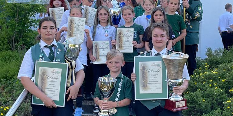 Die amtierenden Diözesanjugendmajestäten v. links: Diözesanschülerprinzessin Maria Pischke, Schützenbruderschaft Mülheim (Bezirk Mittelrhein-Untermosel), Diözesanbambiniprinz Tom Stümper, Schützenbruderschaft Rott/Wied (Bezirksverband Burg Altenwied), Diözesanprinzessin Natascha Wilbert, Schützenbruderschaft Mülheim (Bezirk Mittelrhein-Untermosel).