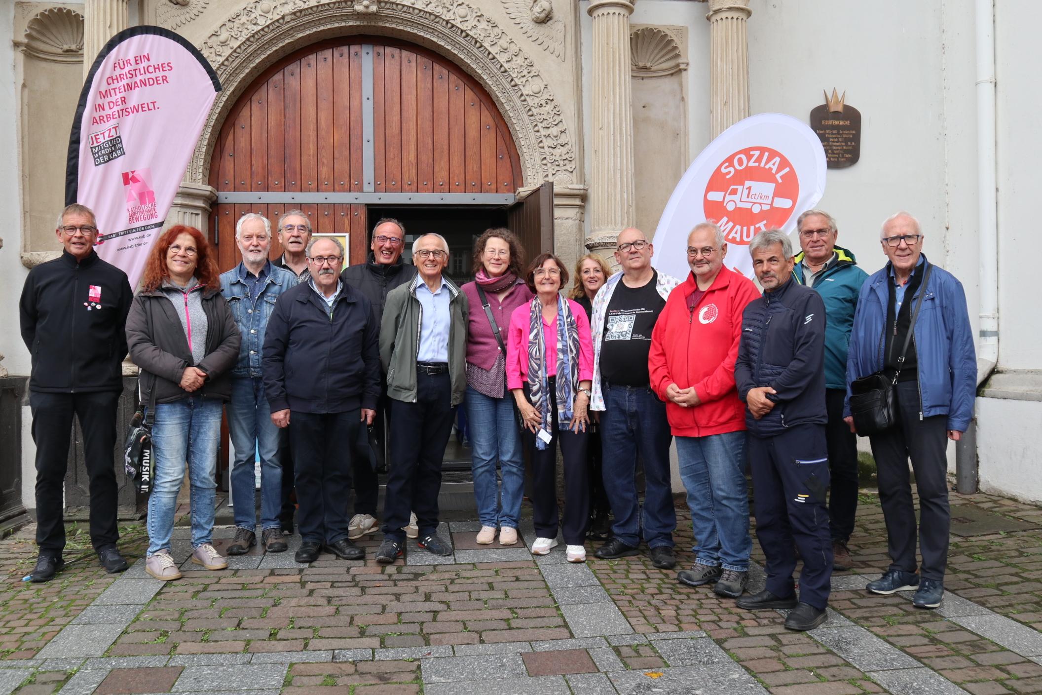 Mitglieder der KAB vor der Koblenzer Citykirche