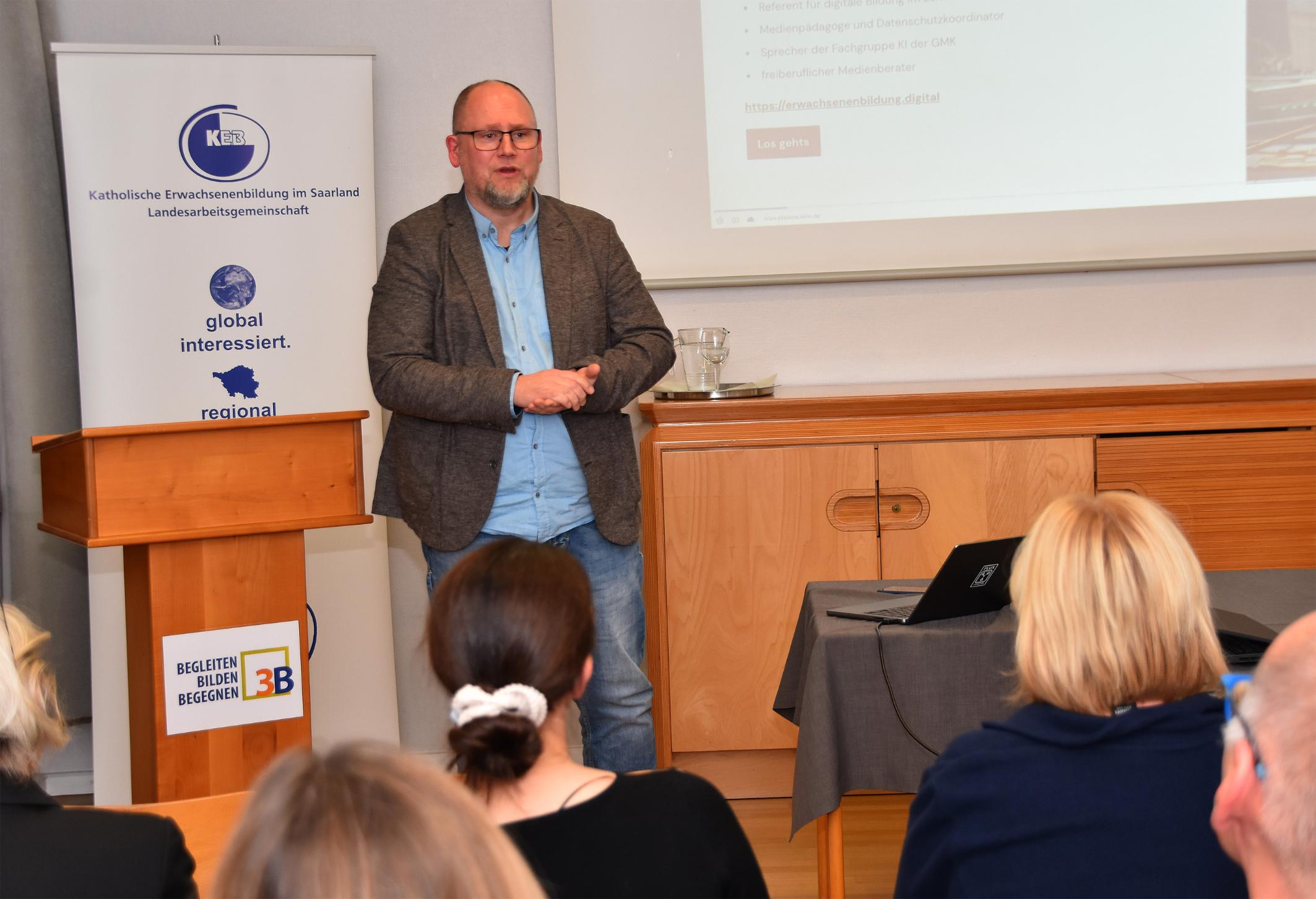 Tobias Albers-Heinemann, Medienpädagoge und Referent für digitale Bildung, gab einen Einblick in die aktuelle Realität der KI, ihren Möglichkeiten und Problemen.