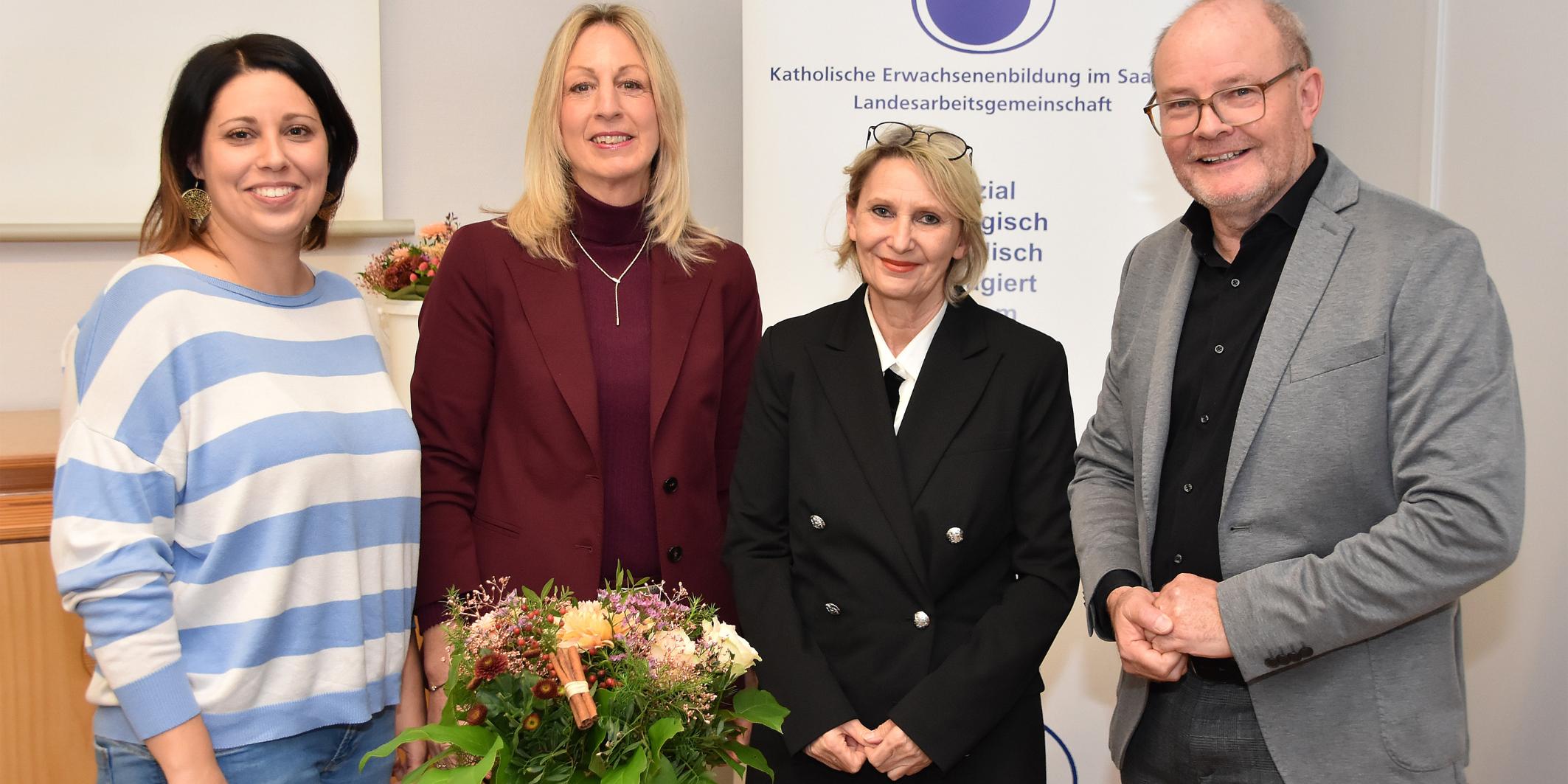Das neue Team der KEB Saar (v.l.n.r.): Nina Andres-Reindorf; neue stellvertretende Vorsitzende; Stefanie Oberbillig; neue Vorsitzende; Anne Schuler; wiedergewählte stellvertretende Vorsitzende und Ralf Dewald; Studienleiter der KEB Saar;
