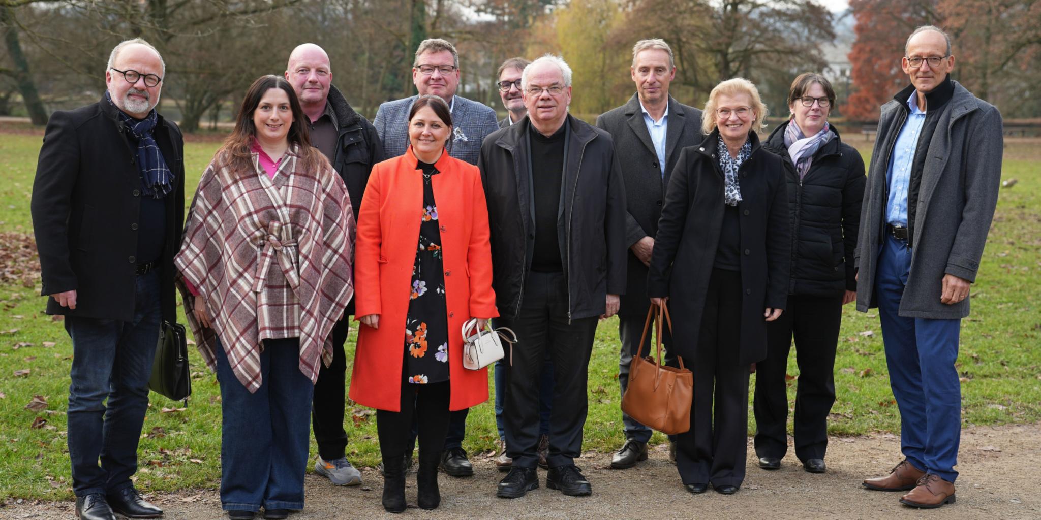 Die Mitglieder der KODA-Kommission für die neunte Amtsperiode mit den Vorsitzenden Andrea Gerards (Dritte von rechts) und Markus Krogull-Kalb (Dritter von links) im Nells Park. Auf dem Foto fehlt Kerstin Kleinschmidt.