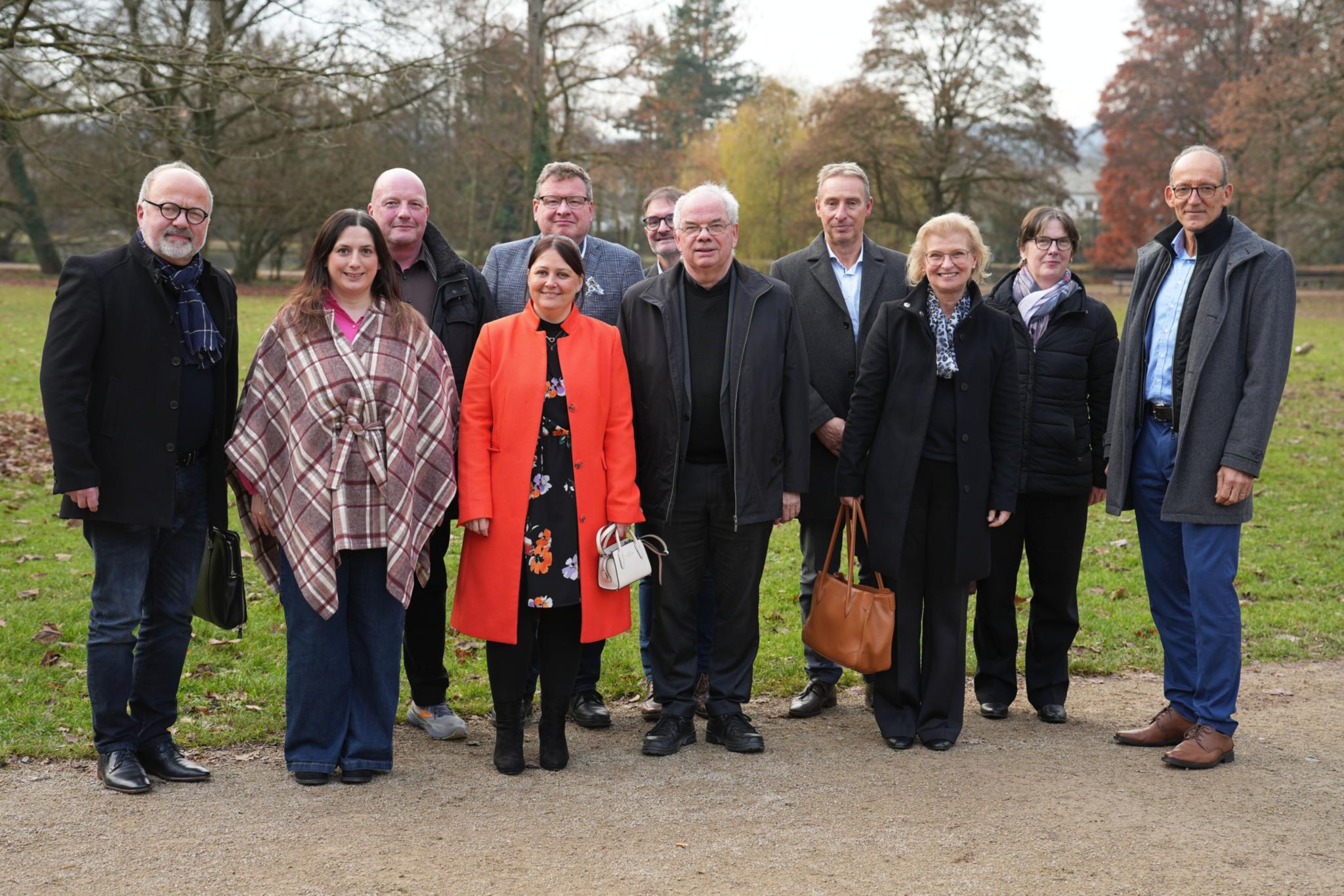 Die Mitglieder der KODA-Kommission für die neunte Amtsperiode mit den Vorsitzenden Andrea Gerards (Dritte von rechts) und Markus Krogull-Kalb (Dritter von links) im Nells Park. Auf dem Foto fehlt Kerstin Kleinschmidt.