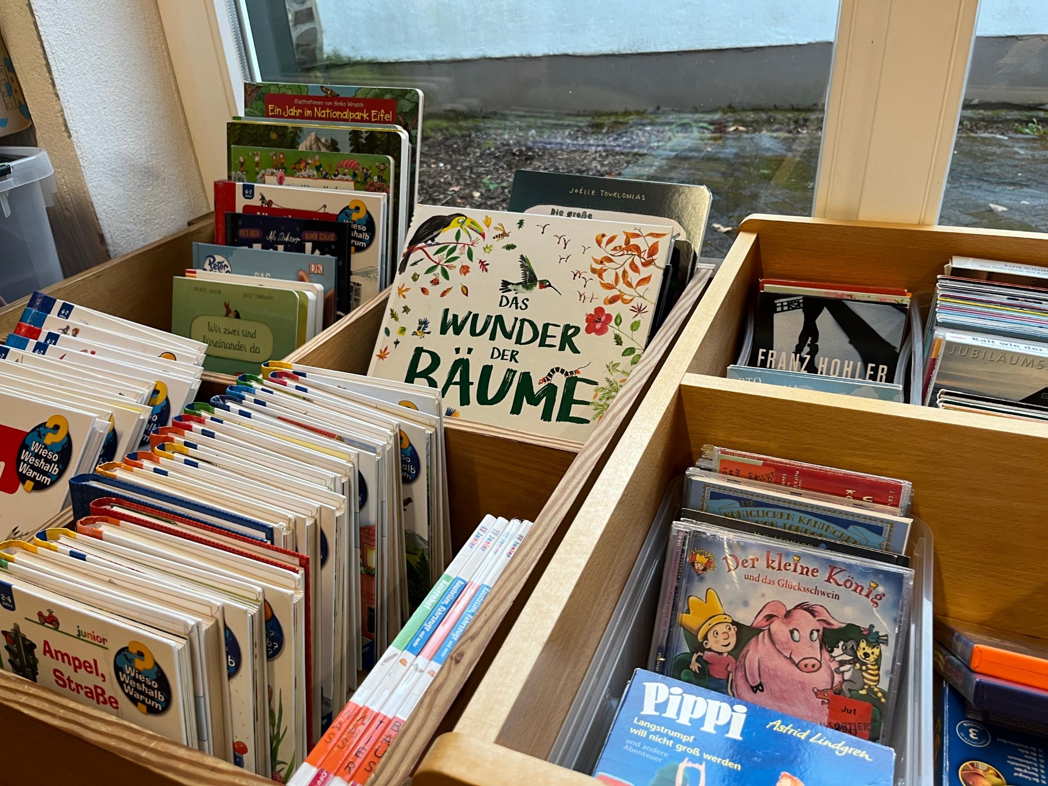 Im neuen Domizil gibt es mehr als 1.500 aktuelle Sach-, Bilder-, Kinder- und Jugendbücher sowie Krimis und Romane.