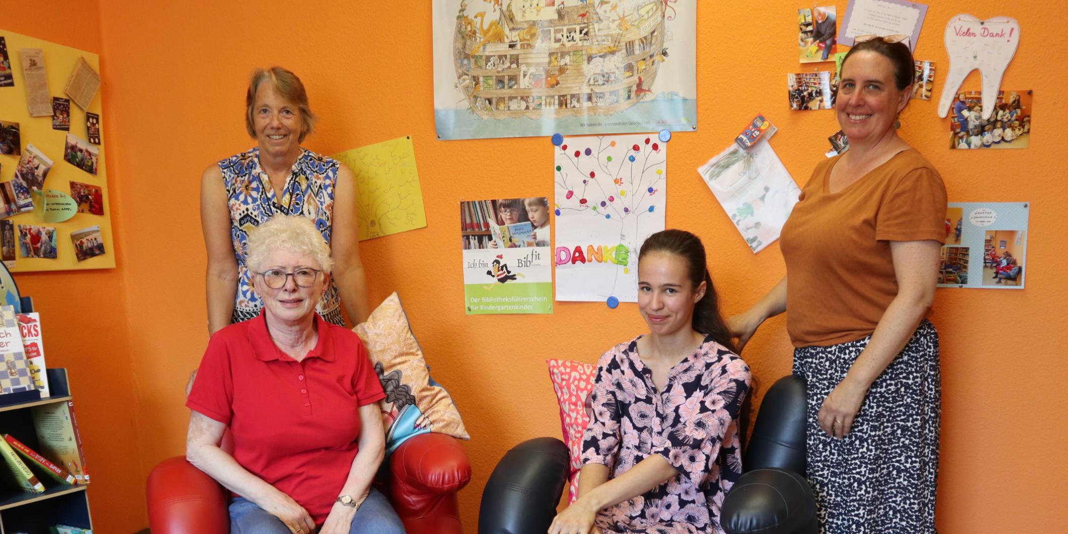 Ein Teil des ehrenamtlichen Teams der katholischen öffentlichen Bücherei in Weiler (v. links) Gudrun Gerharz, Bernadette Wendling, Charlotte Jung und Aude Weiss.