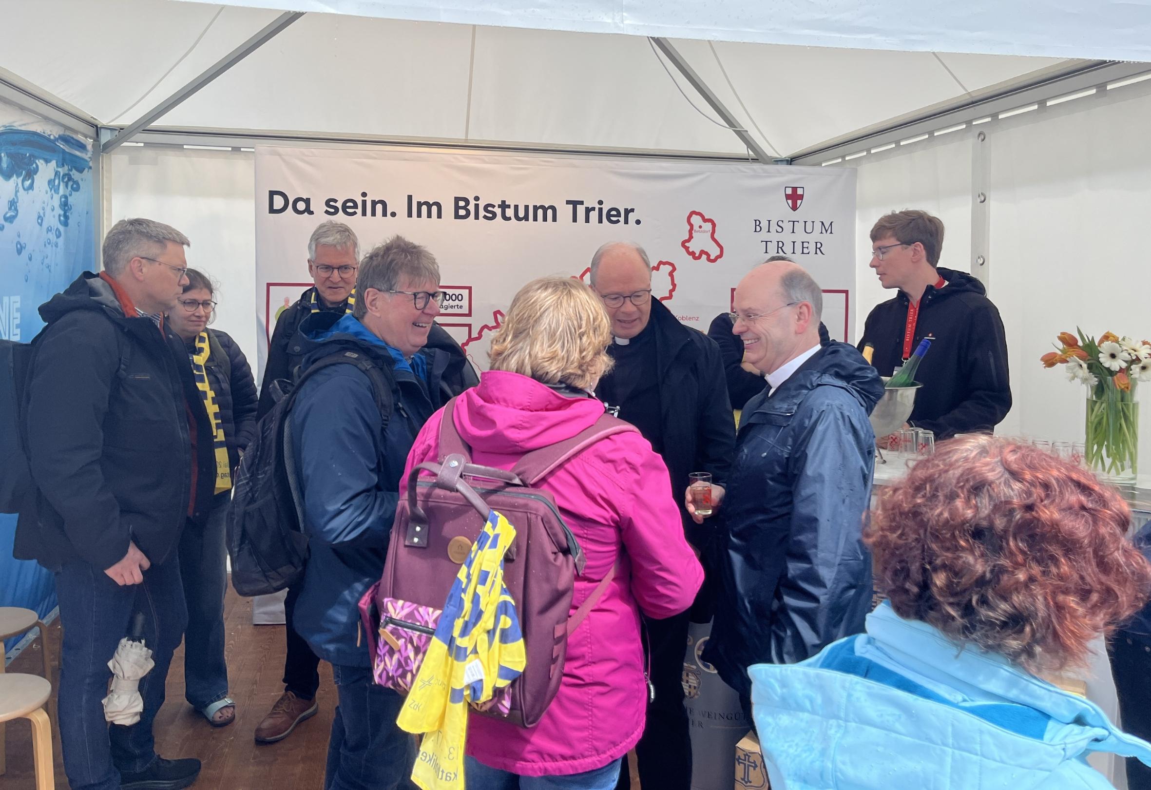 Der Bistumsstand auf der Kirchenmeile: Bischof Ackermann und Weihbischof Brahm im Gespräch mit Gästen