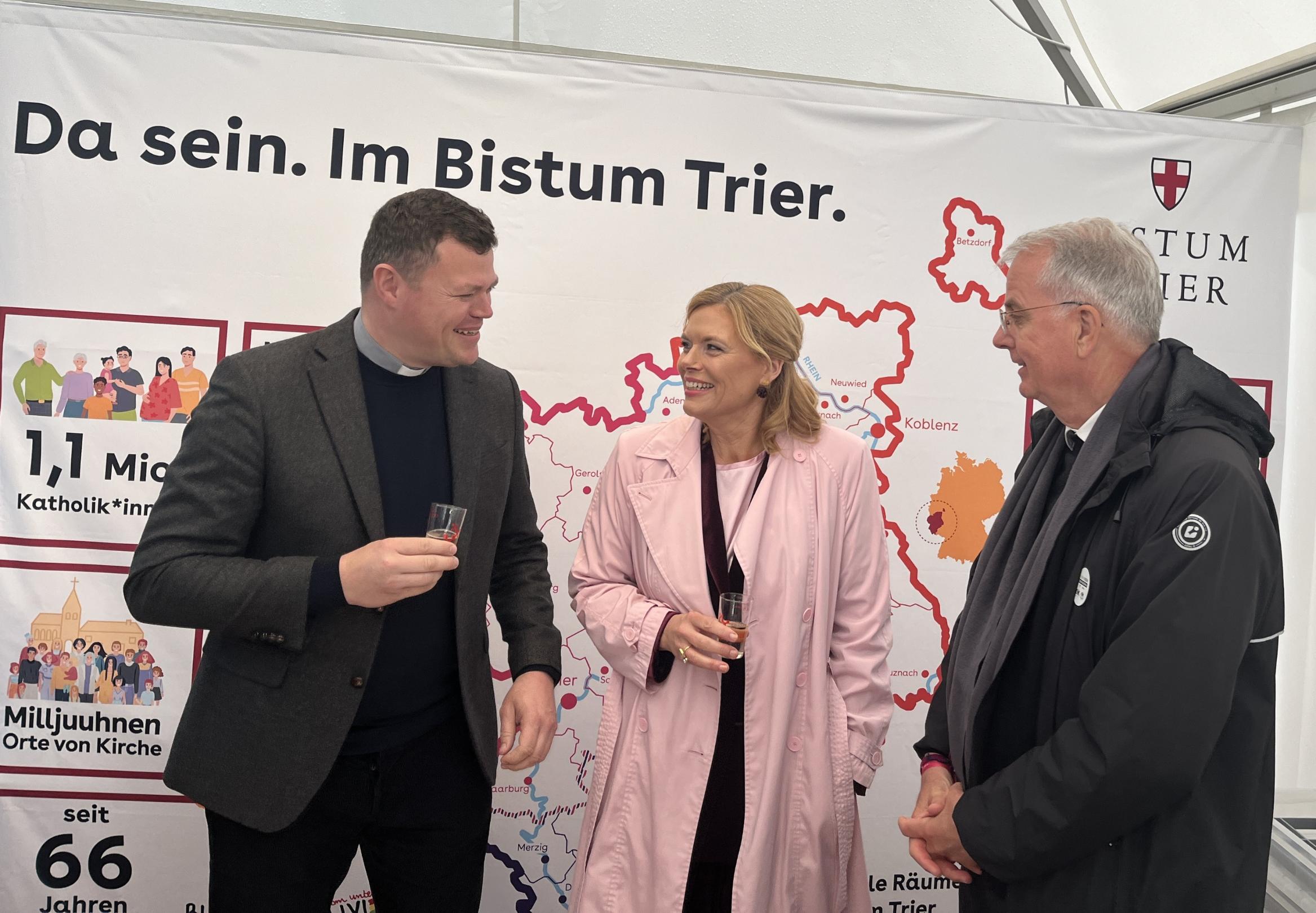 Bundestagspräsidentin Julia Klöckner, die aus dem Bistum Trier stammt, im Gespräch mit Weihbischof Jörg Michel Peters (re.) und Generalvikar Tim Sturm