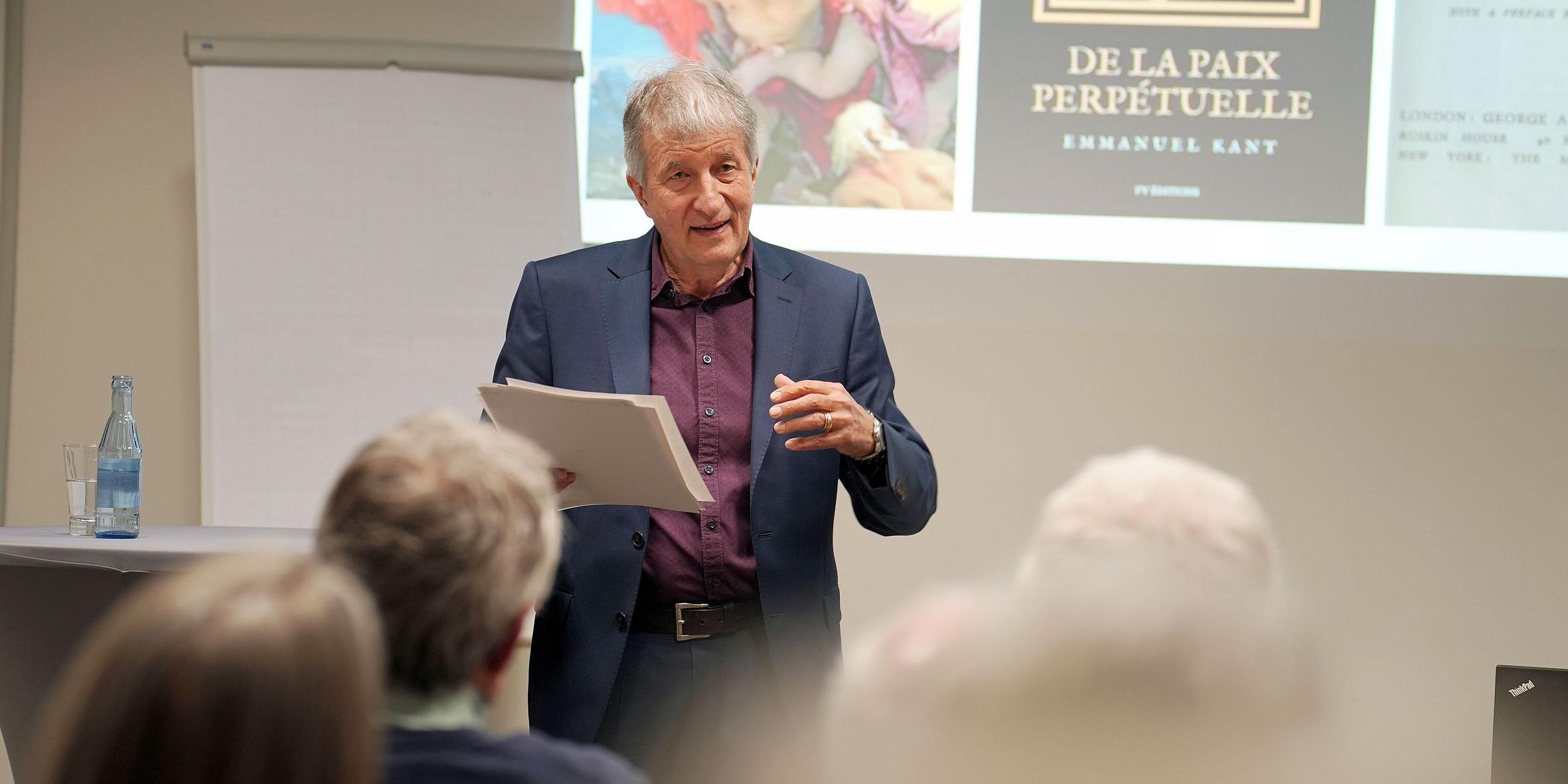 Der Züricher Historiker Jakob Tanner bei seinem Vortrag in der Creatio-Akademie St. Paul in Wittlich-Wengerohr.