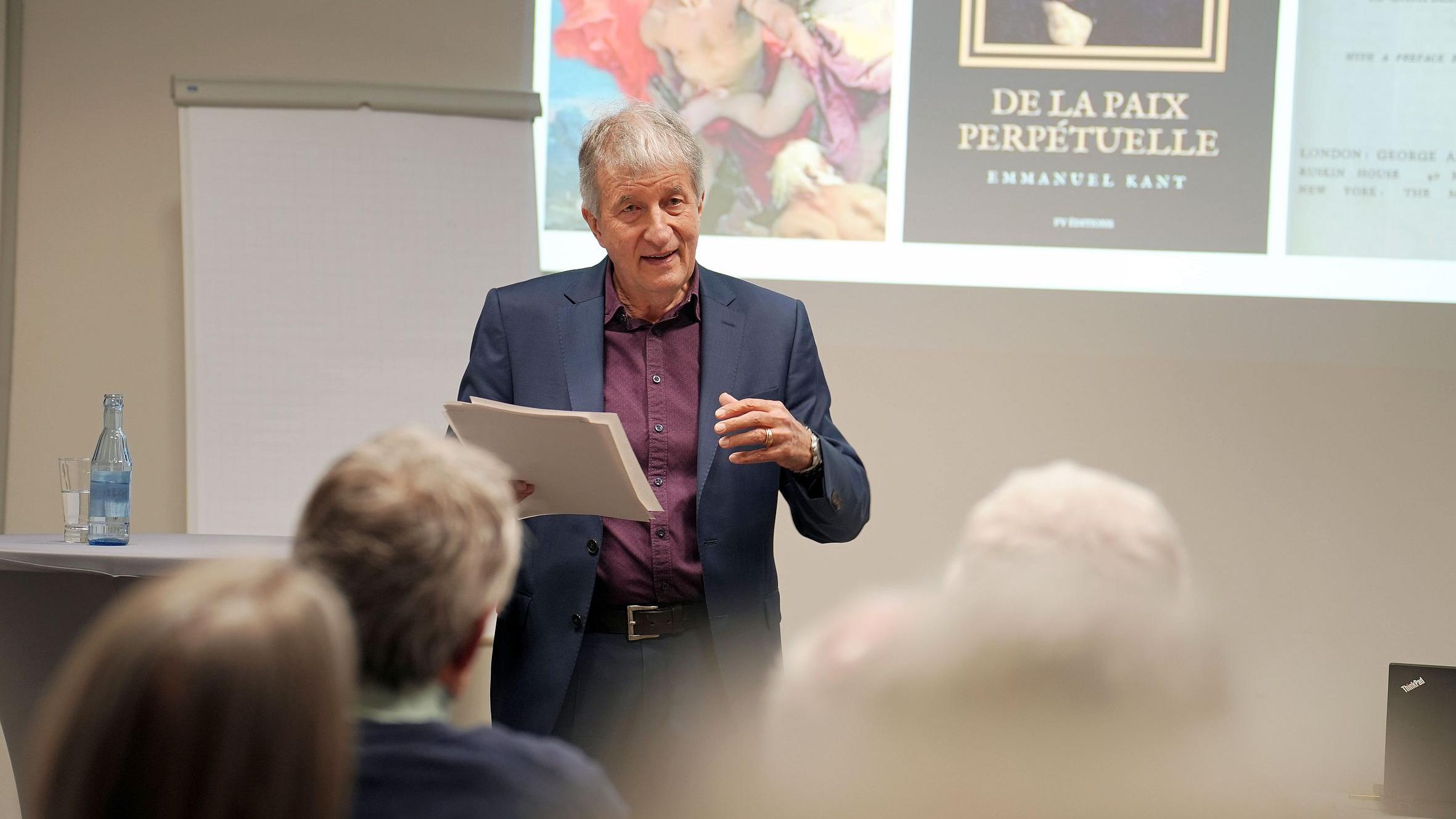 Der Züricher Historiker Jakob Tanner bei seinem Vortrag in der Creatio-Akademie St. Paul in Wittlich-Wengerohr.