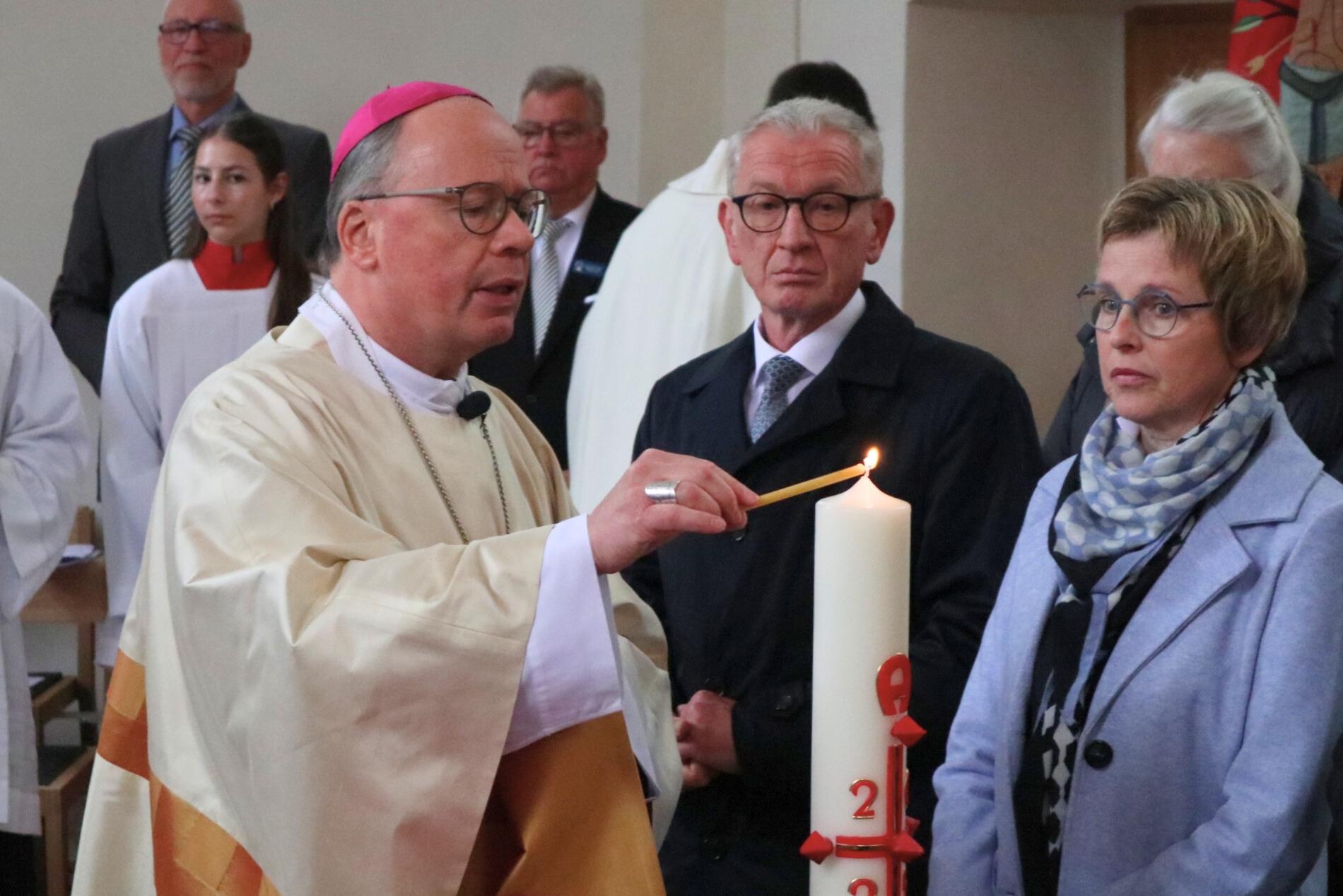 Bischof Ackermann entzündet die Osterkerze in der renovierten Kapelle in Walporzheim.