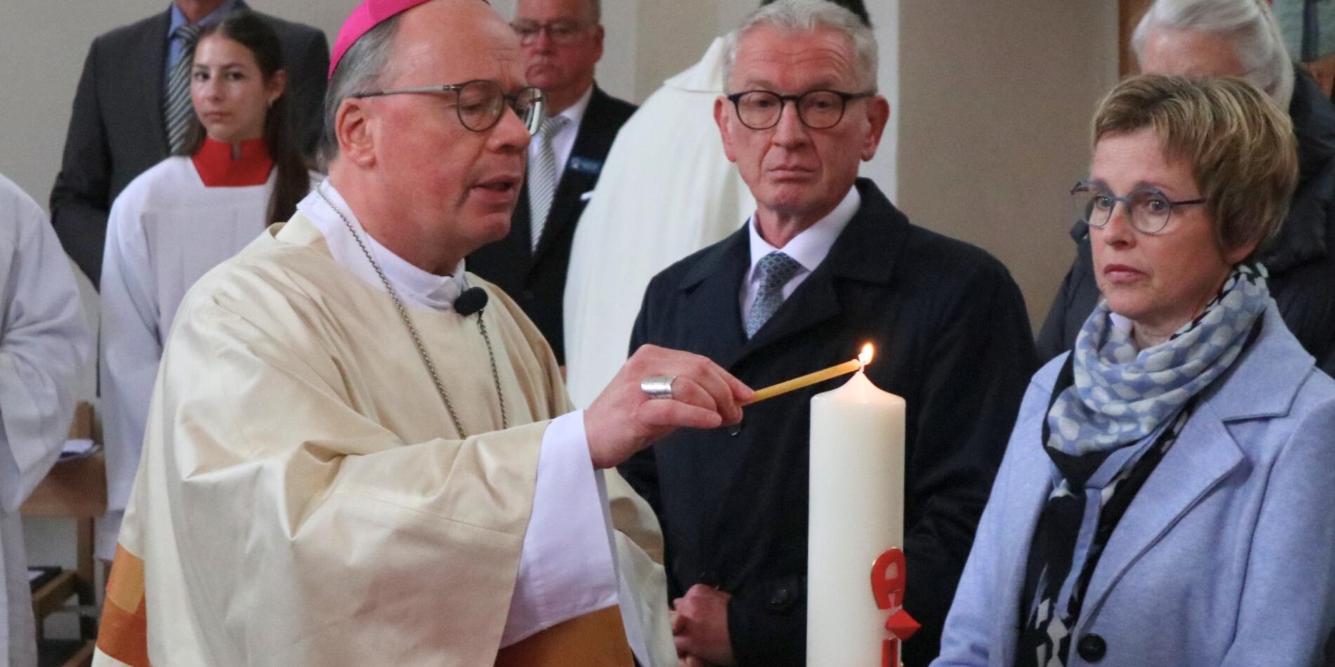 Bischof Ackermann entzündet die Osterkerze in der renovierten Kapelle in Walporzheim.