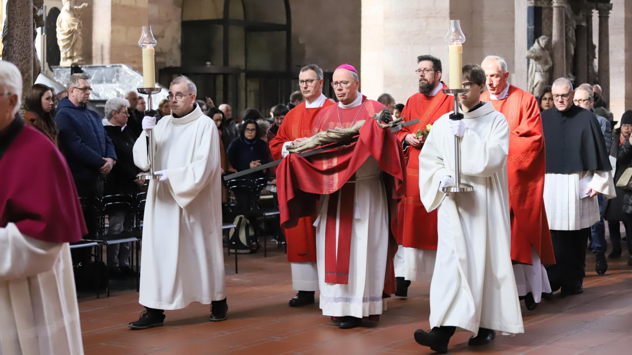 Nach altem Trierer Brauch wird an Karfreitag das Kreuz in der Liebfrauenkirche zu Grabe gelegt