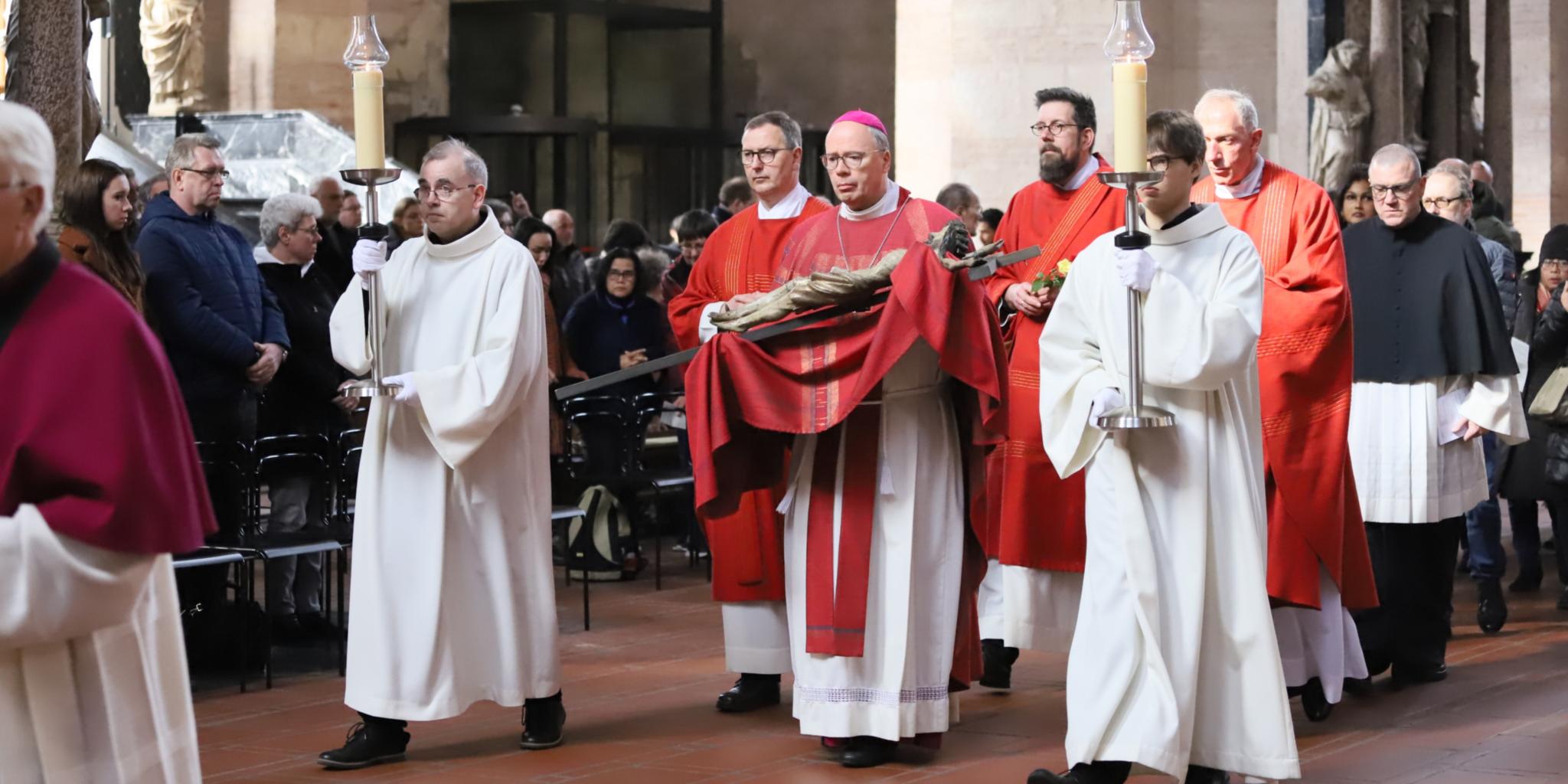 Nach altem Trierer Brauch wird an Karfreitag das Kreuz in der Liebfrauenkirche zu Grabe gelegt