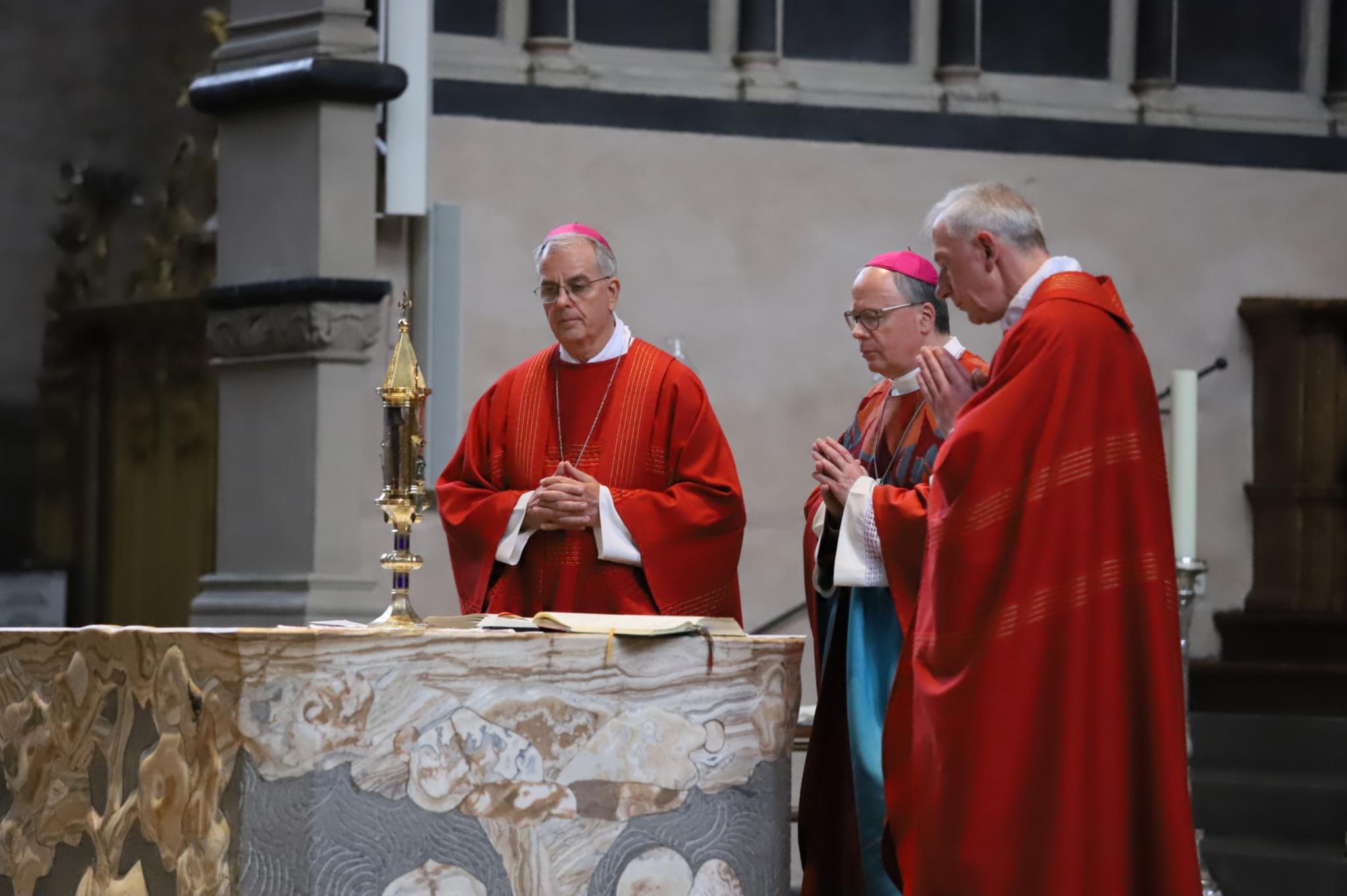 Bischof Ackermann (Mitte) mit Dompropst Weihbischof Jörg M. Peters (li.) und Domkapitular Benedikt Welter bei den Großen Fürbitten; auf dem Altar steht der Kreuzesnagel.