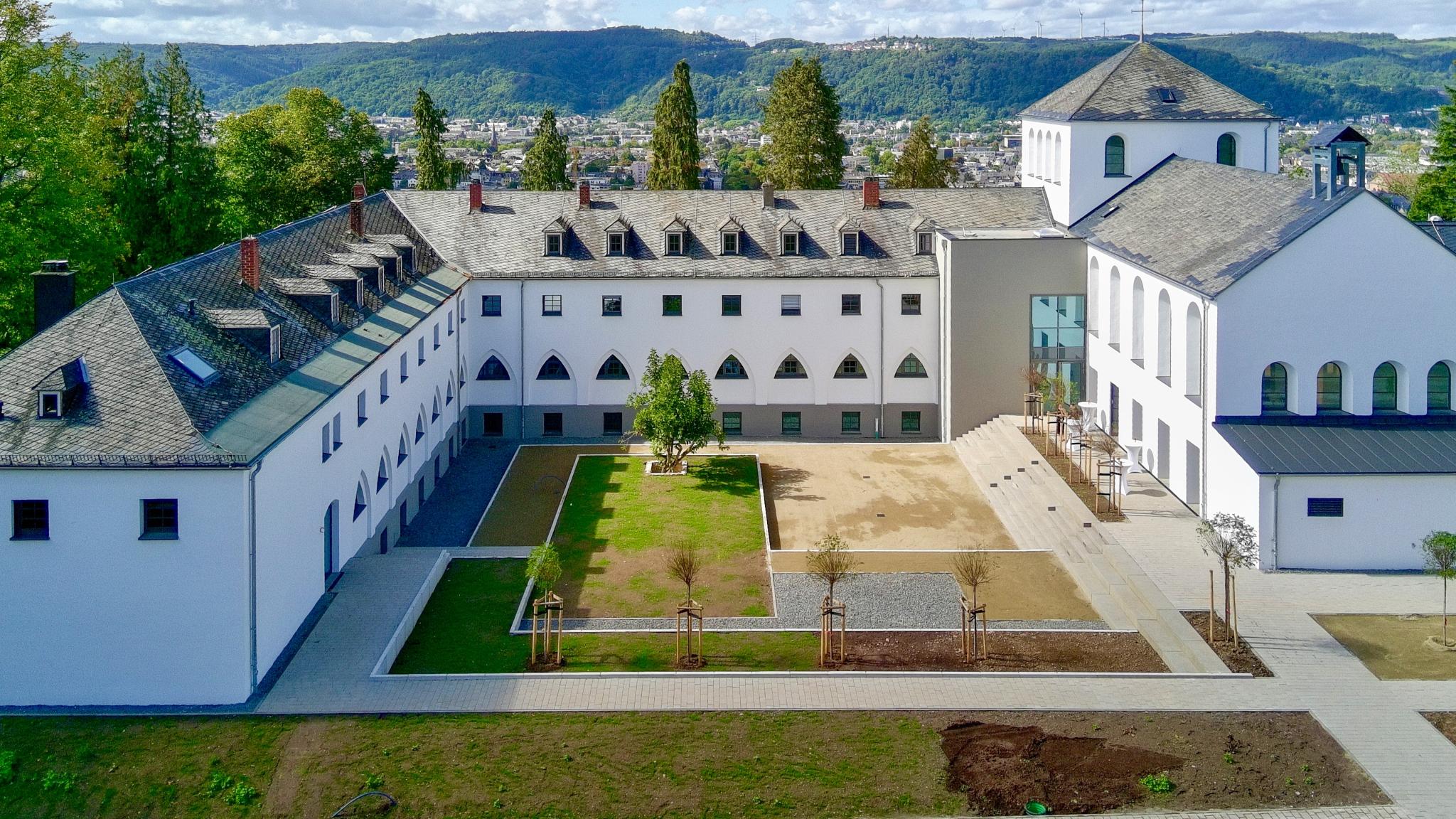 Hoch über der Stadt Trier gelegen bietet die neue Pflegeschule ideale Ausbildungs- und Lernmöglichkeiten.