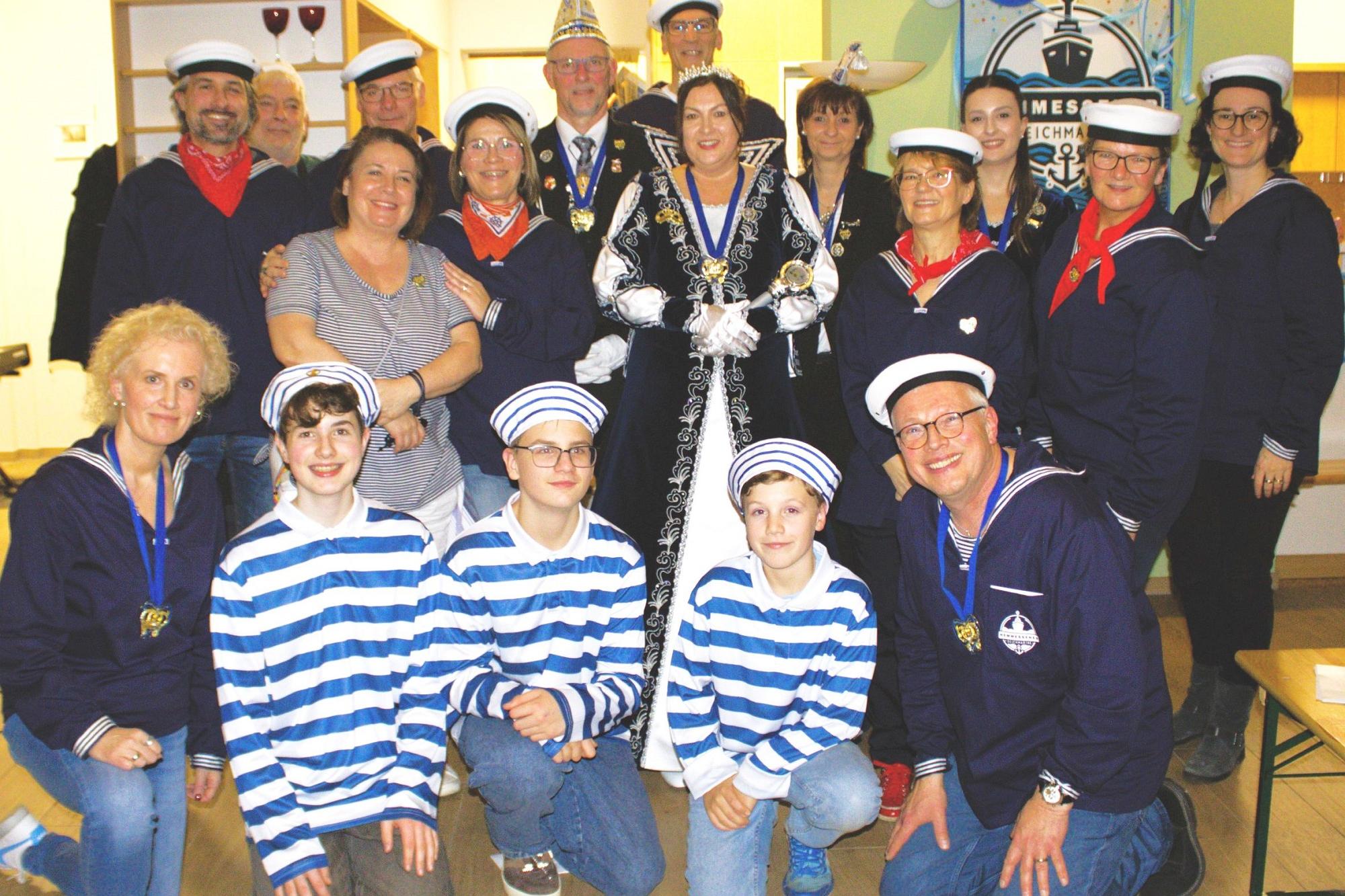 Gruppenbild der Deichmatroden und der Karnevalsprinzession Birgit I.