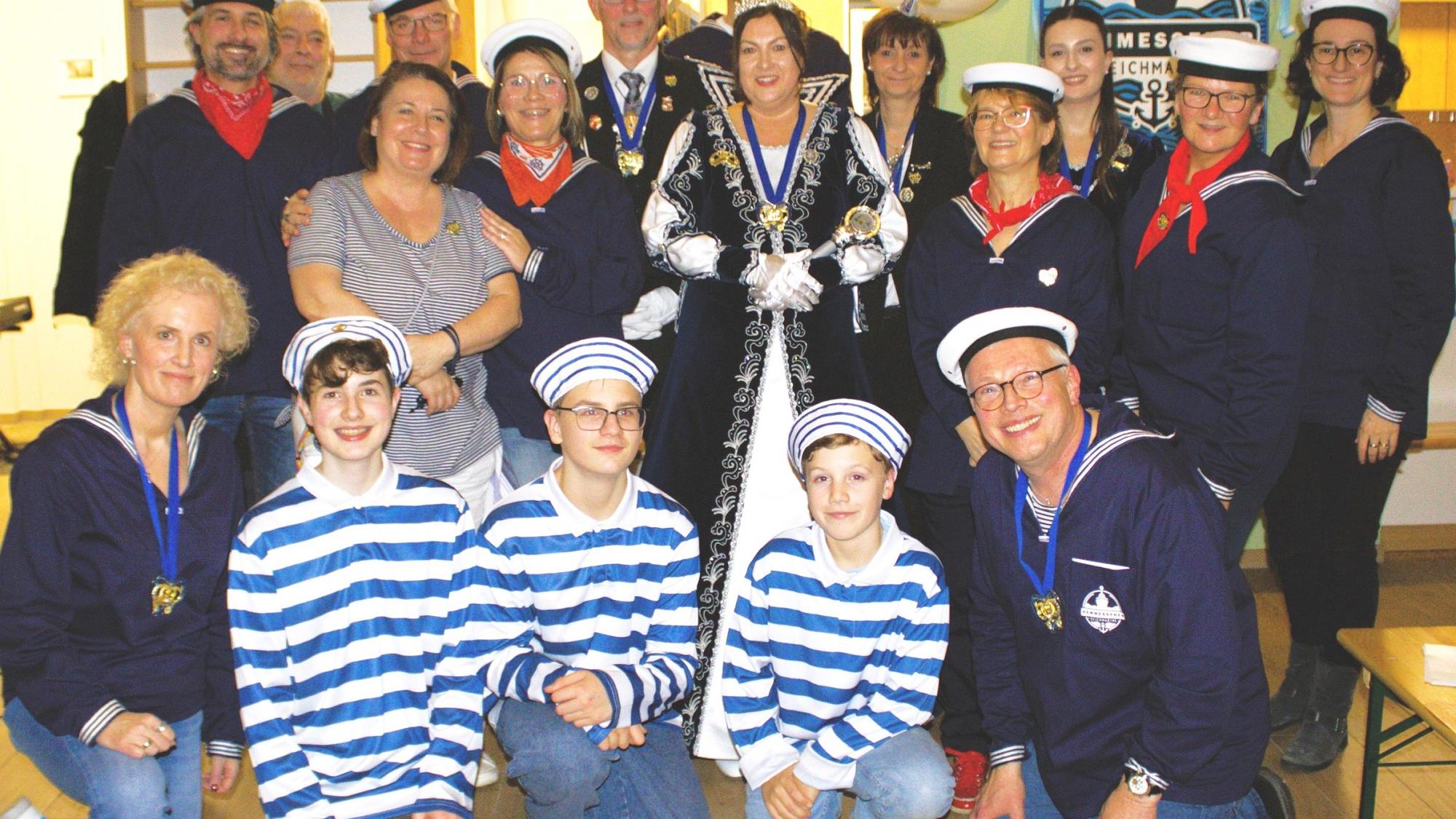 Gruppenbild der Deichmatroden und der Karnevalsprinzession Birgit I.