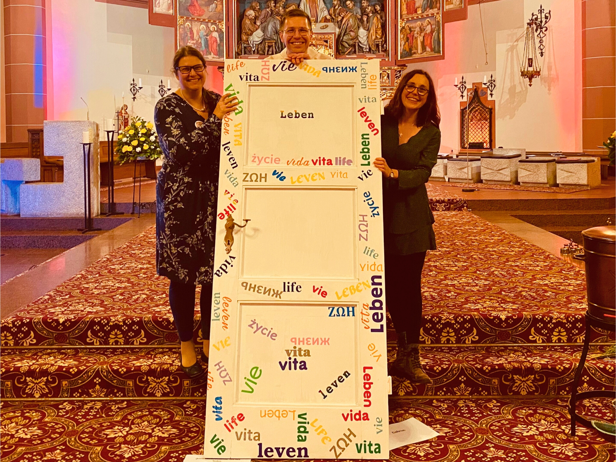 Viel Spaß haben auch die verantwortlichen Hauptamtlichen: Gemeindereferentin Viktoria Höhn, Kaplan Patric Schützeichel und Pastoralreferentin Luisa Maurer (v. links).
